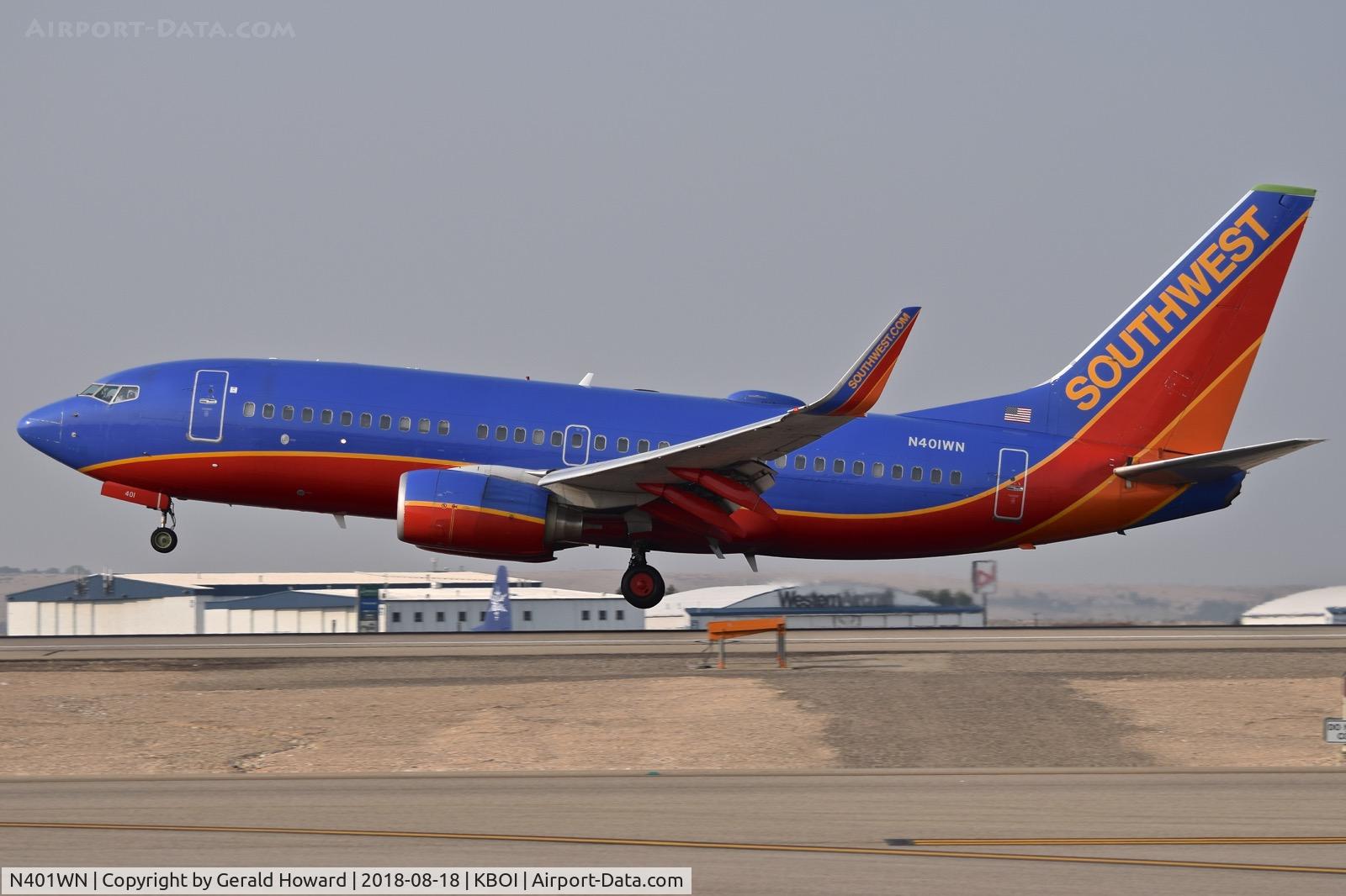 N401WN, 2001 Boeing 737-7H4 C/N 29813, Landing RWY 10L.