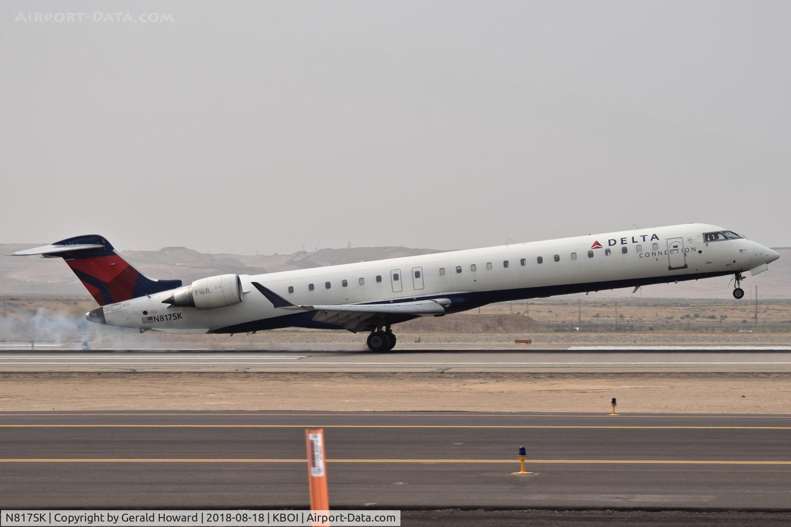 N817SK, 2006 Bombardier CRJ-900ER (CL-600-2D24) C/N 15107, Landing RWY 28R.