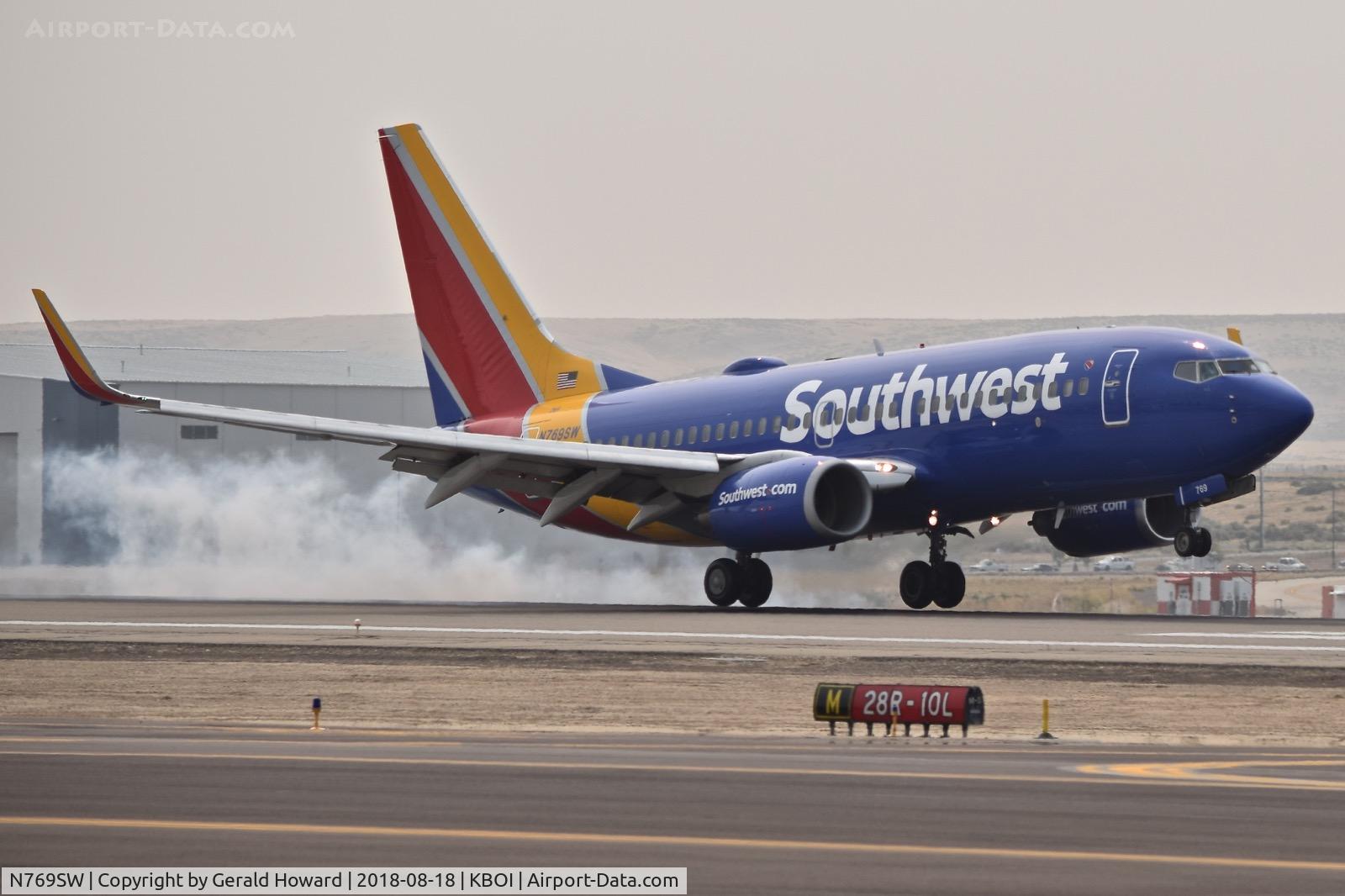 N769SW, 2000 Boeing 737-7H4 C/N 30588, Landing RWY 28R.