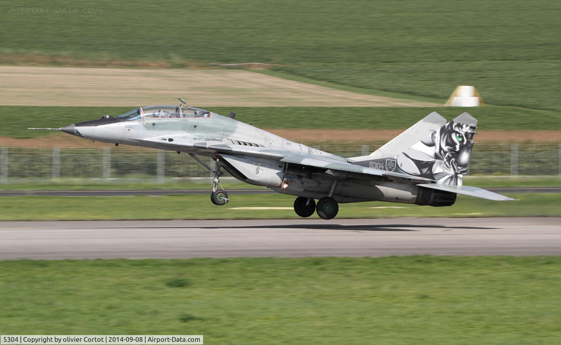 5304, Mikoyan-Gurevich MiG-29UB C/N N50903028253, taking off from Payerne