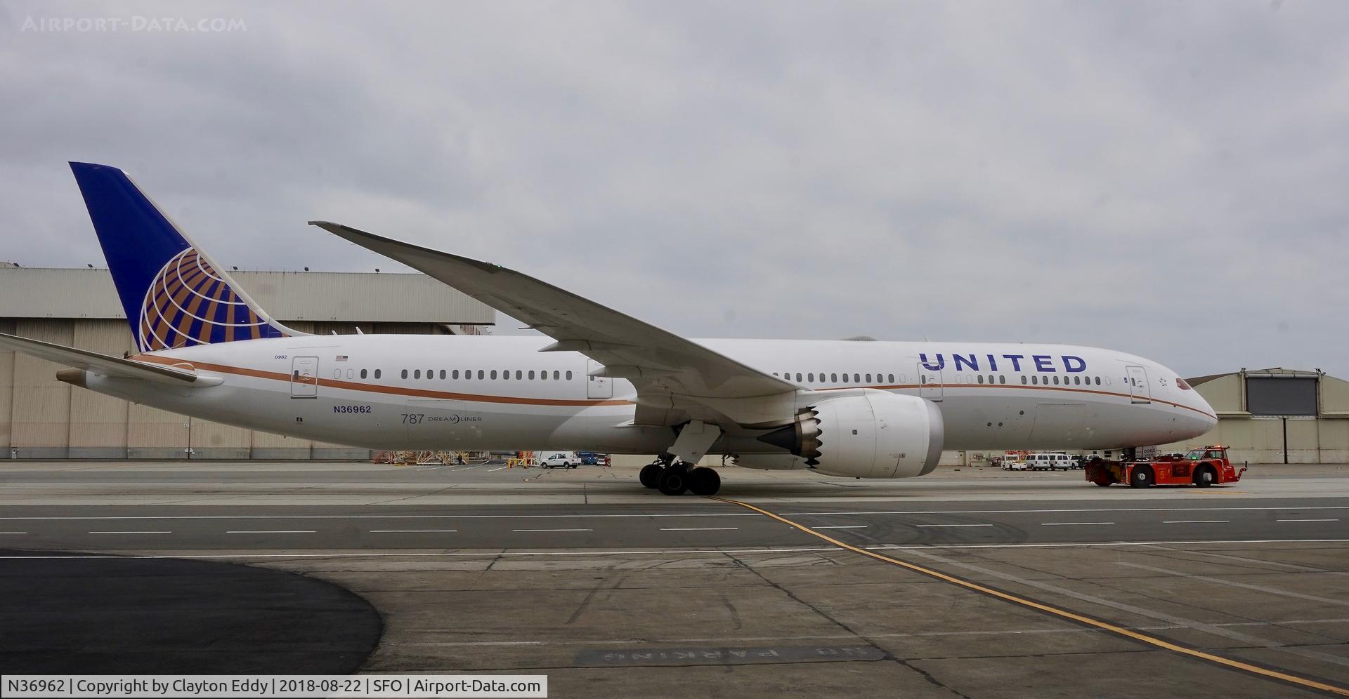 N36962, 2015 Boeing 787-9 Dreamliner C/N 35880, SFO 2018.