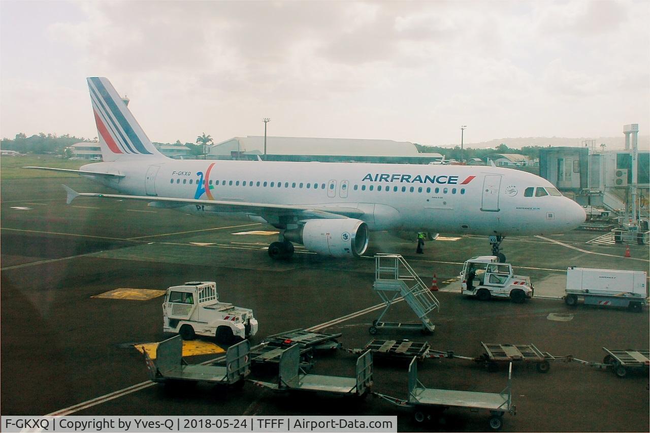 F-GKXQ, 2009 Airbus A320-214 C/N 3777, Airbus A320-214, Boarding area, Martinique-Aimé-Césaire airport (TFFF-FDF)