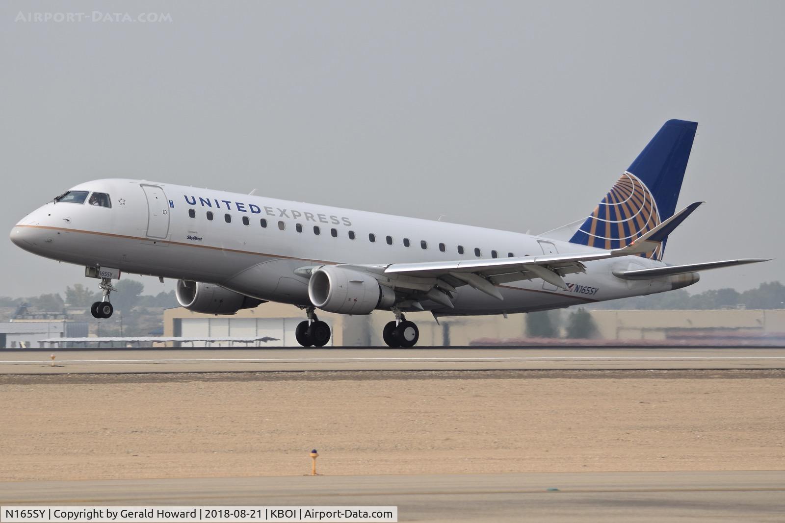 N165SY, 2016 Embraer 175LR (ERJ-170-200LR) C/N 17000613, Landing RWY10L.