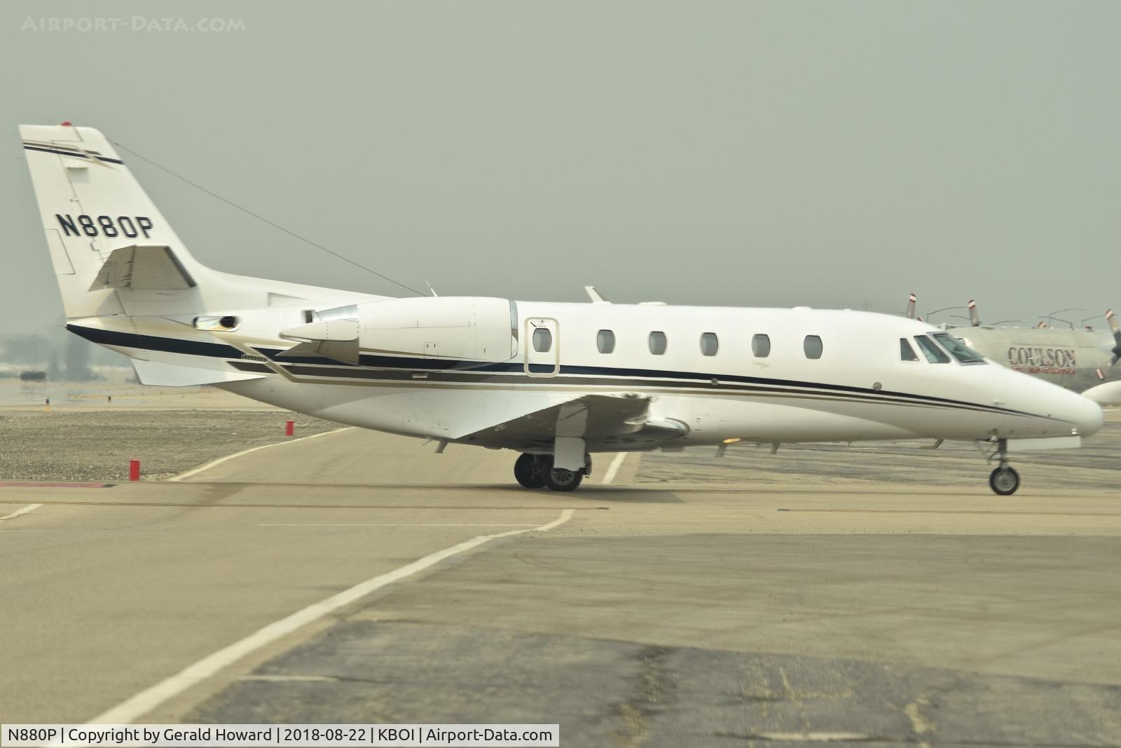 N880P, 2004 Cessna 560XL Citation Excel C/N 560-5364, Taxiing onto the north GA ramp.
