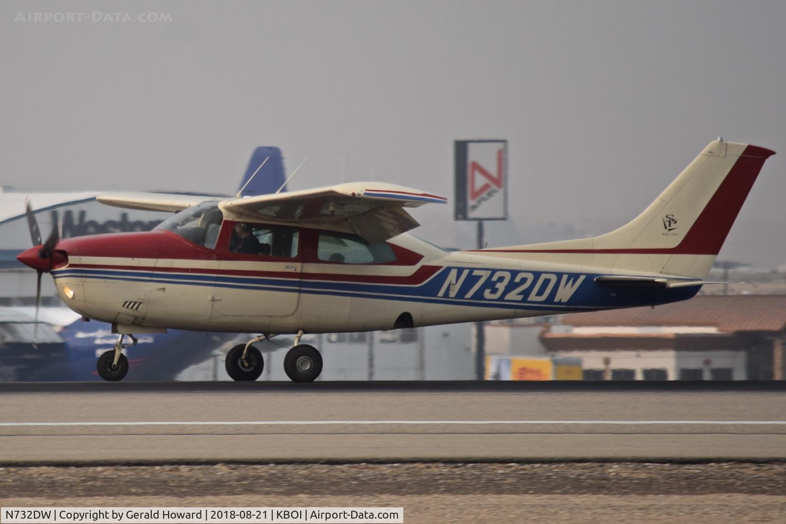 N732DW, 1976 Cessna T210L Turbo Centurion C/N 21061443, Landing RWY 10L.