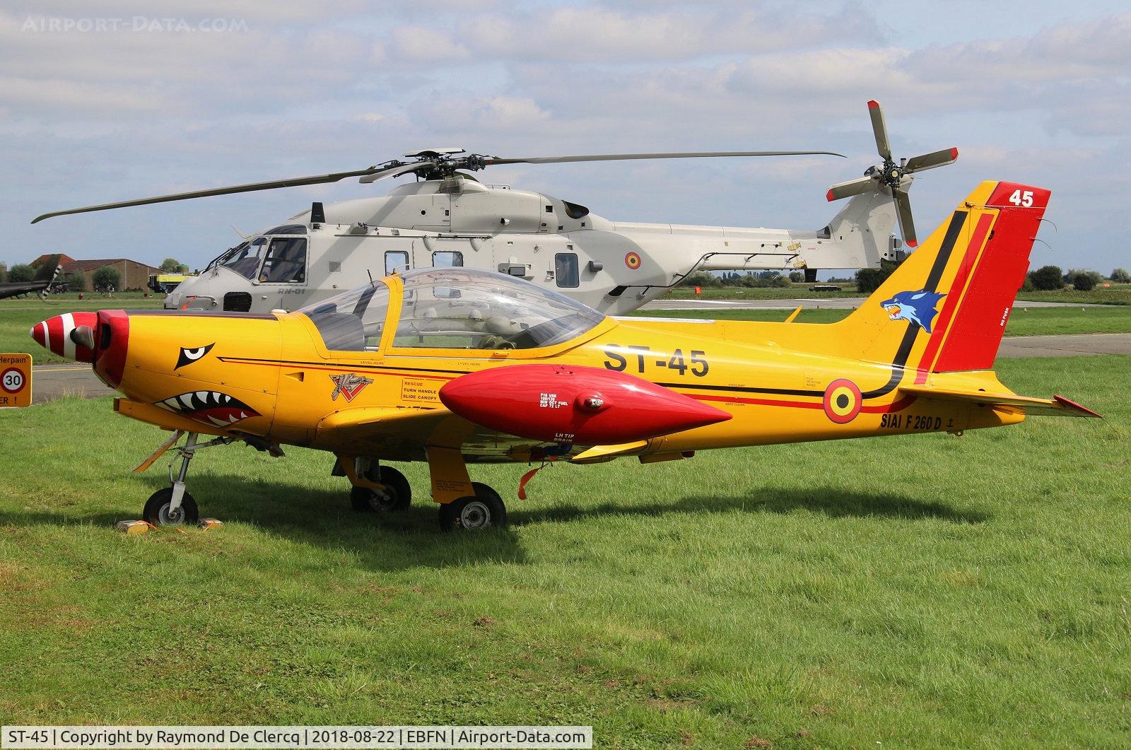 ST-45, 1992 SIAI-Marchetti SF-260D C/N 845, Koksijde opendoor.
