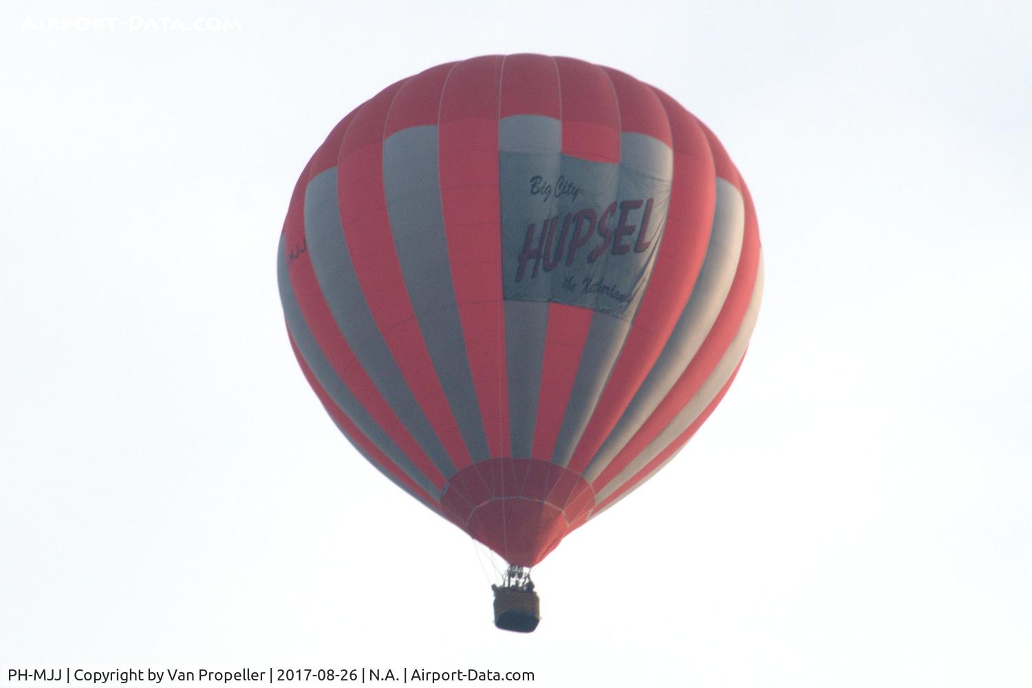 PH-MJJ, 2012 Cameron Z-105 C/N 11668, Cameron Z-105 balloon during Twente Ballooning 2017, Oldenzaal, the Netherlands