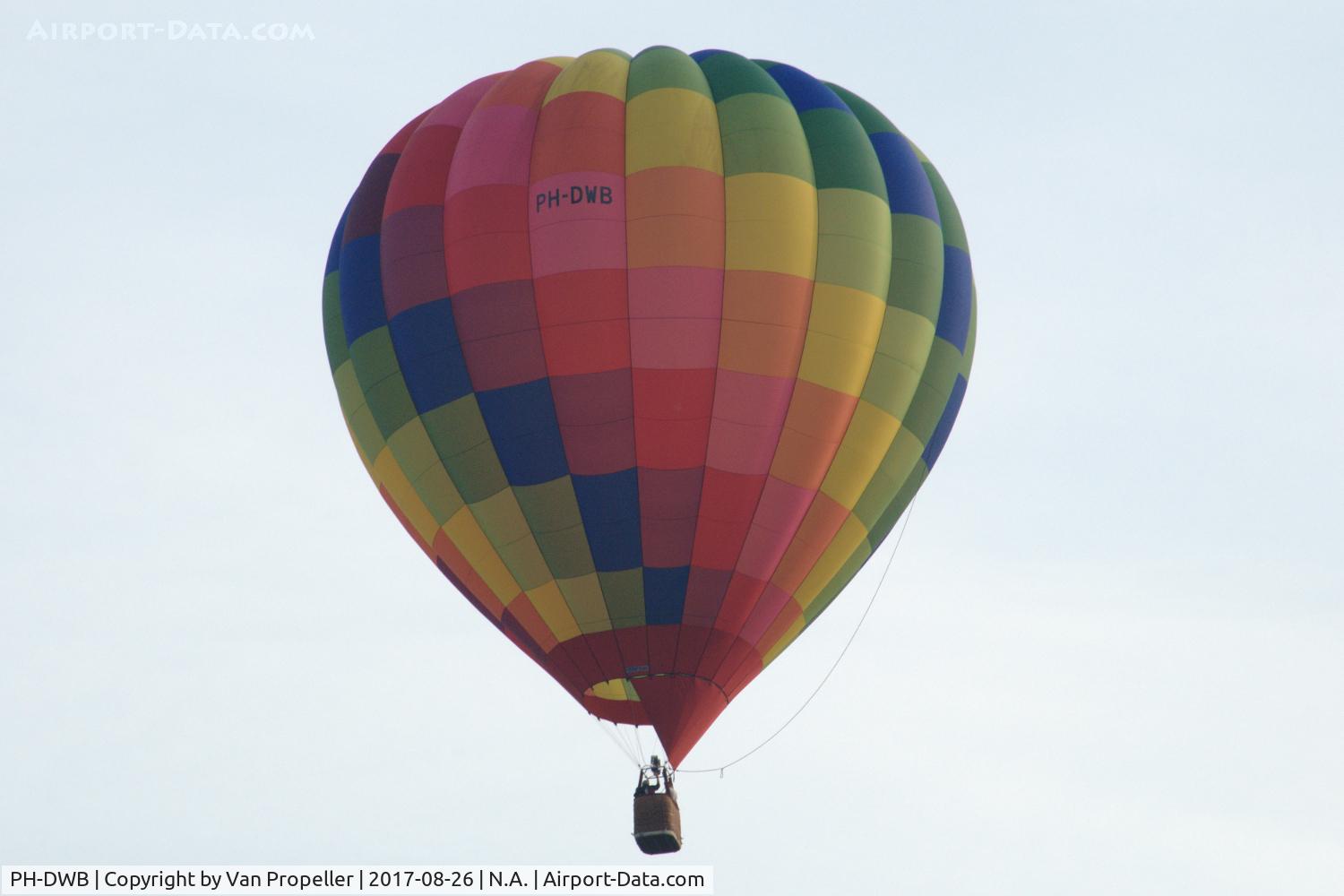 PH-DWB, 1989 Cameron A-105 C/N 2134, Cameron A-105 balloon during Twente Ballooning 2017, Oldenzaal, the Netherlands