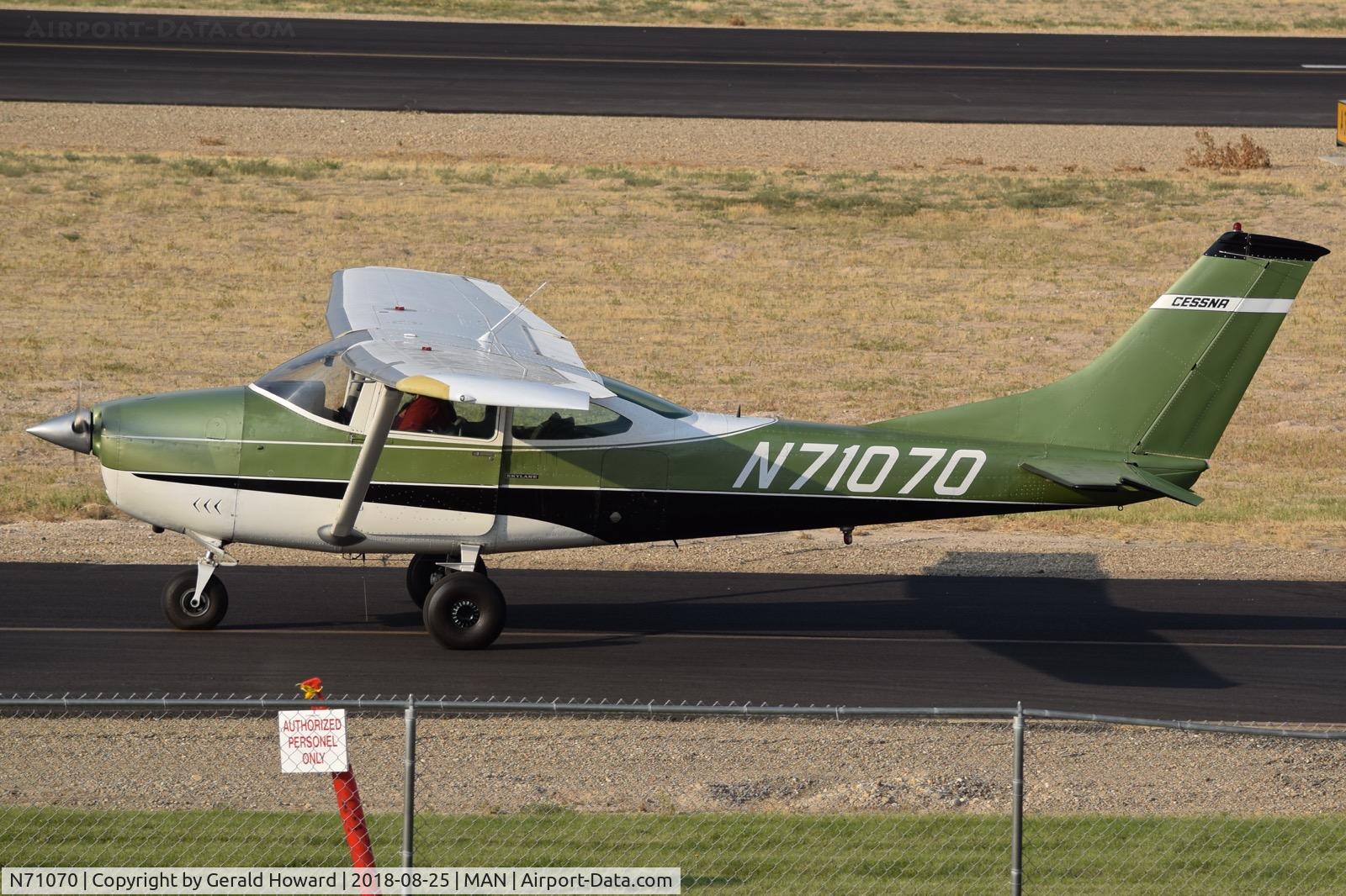 N71070, 1968 Cessna 182M Skylane C/N 18259482, Taxiing on Alpha.
