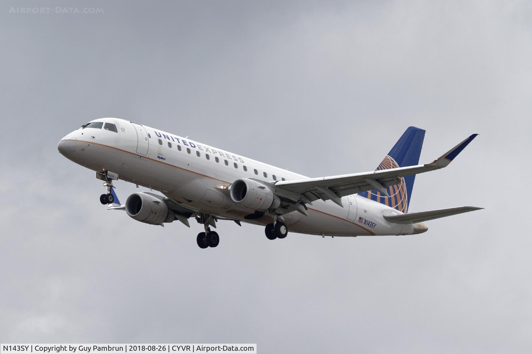N143SY, 2015 Embraer 175LR (ERJ-170-200LR) C/N 17000476, Landing