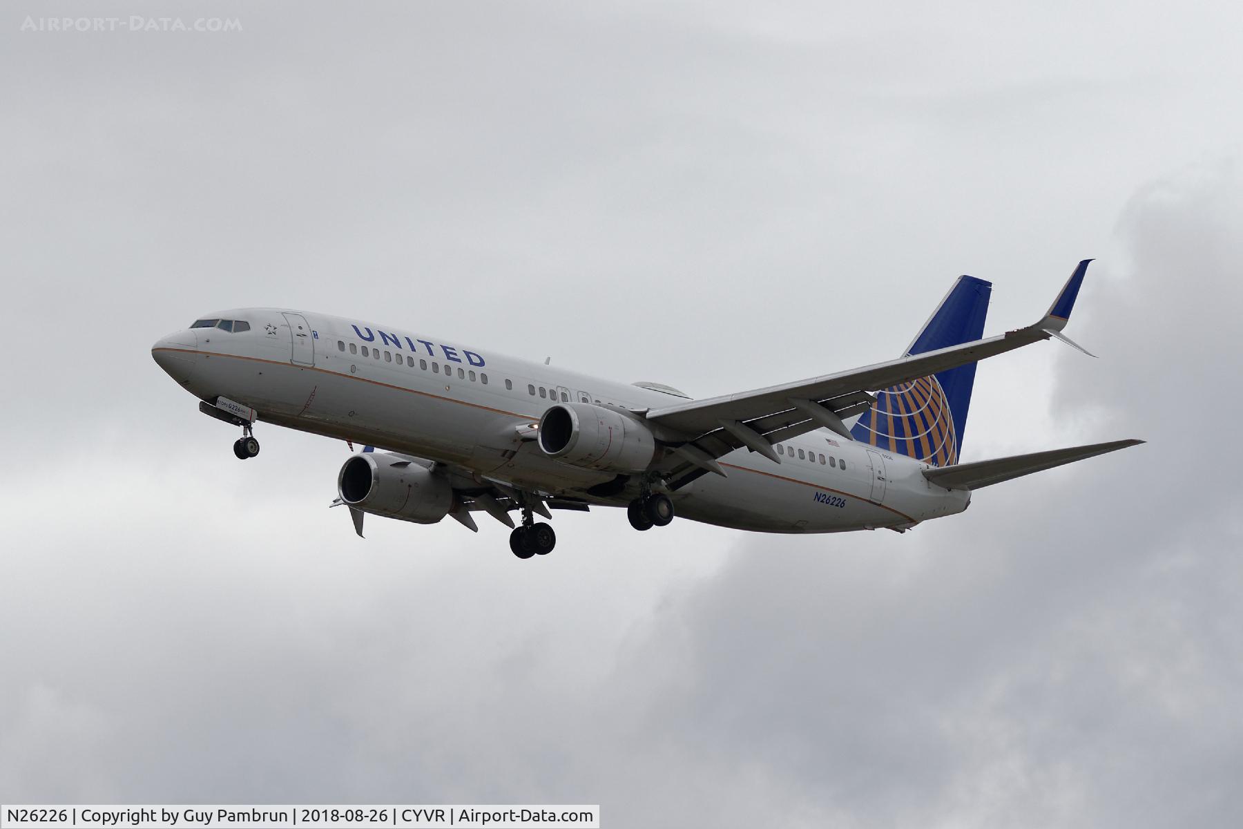 N26226, 1998 Boeing 737-824 C/N 28935, Departing