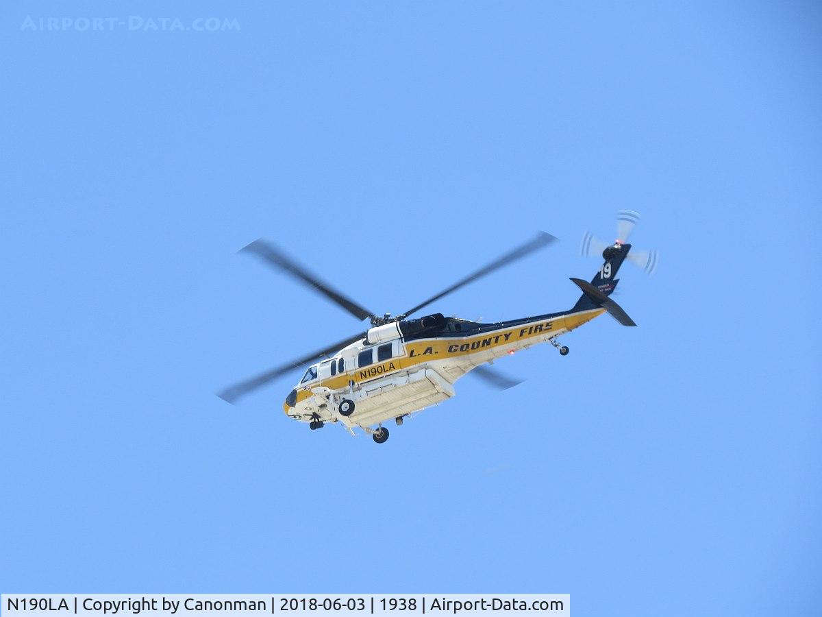 N190LA, Sikorsky S-70A Firehawk C/N 702479, Departing