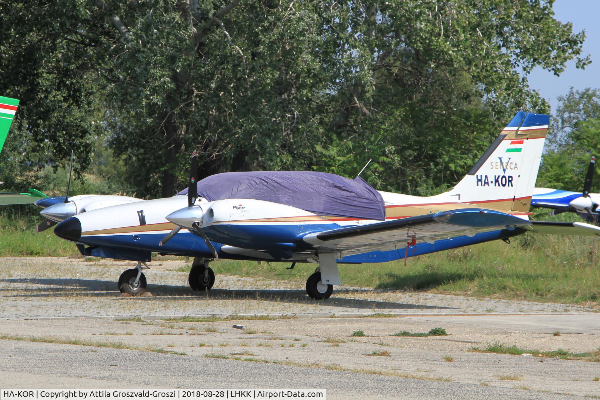 HA-KOR, 2000 Piper PA-34-220T Seneca C/N 3449175, LHKK - Kiskunlacháza Airport, Hungary