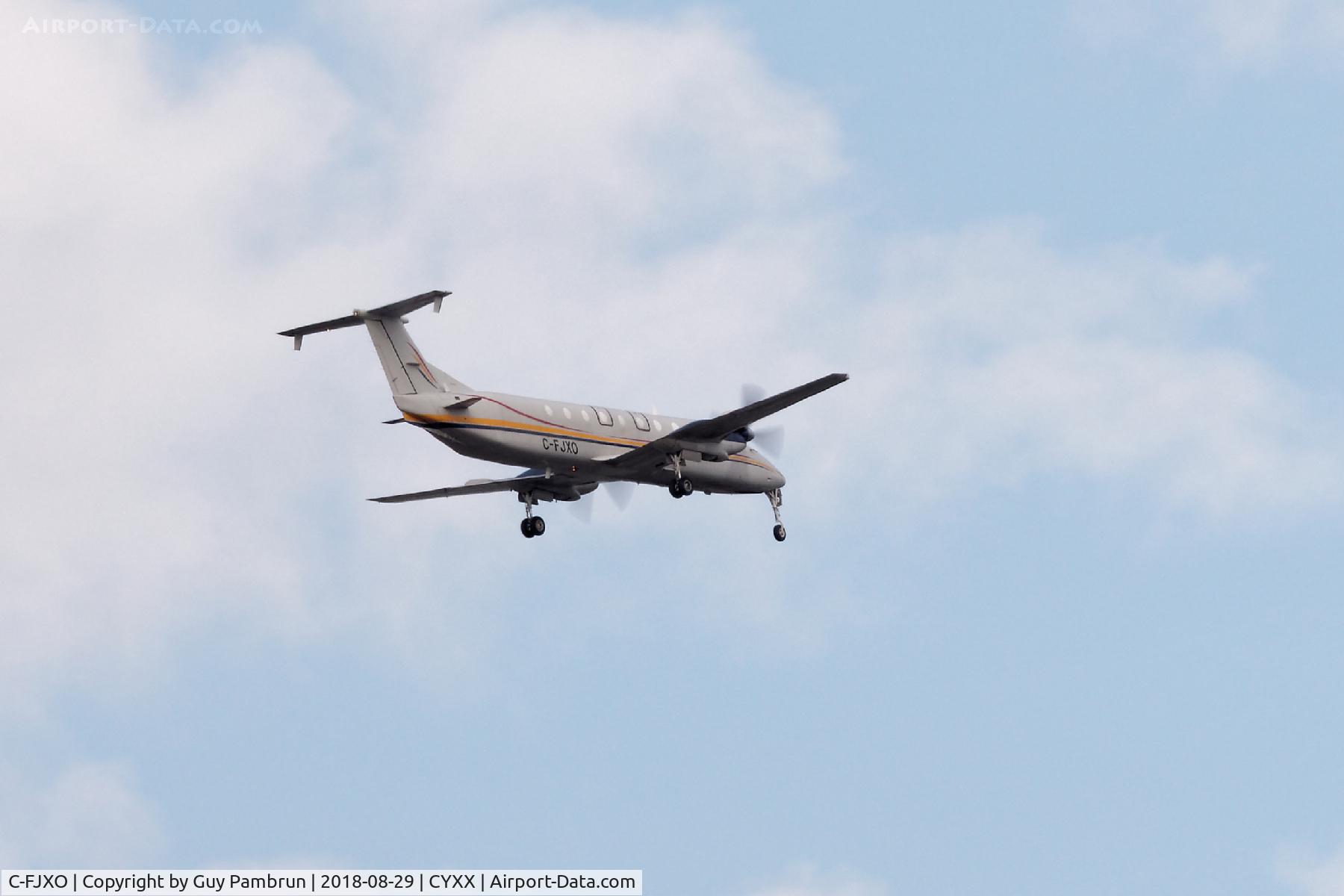 C-FJXO, 1990 Beech 1900C-1 C/N UC-124, Departing