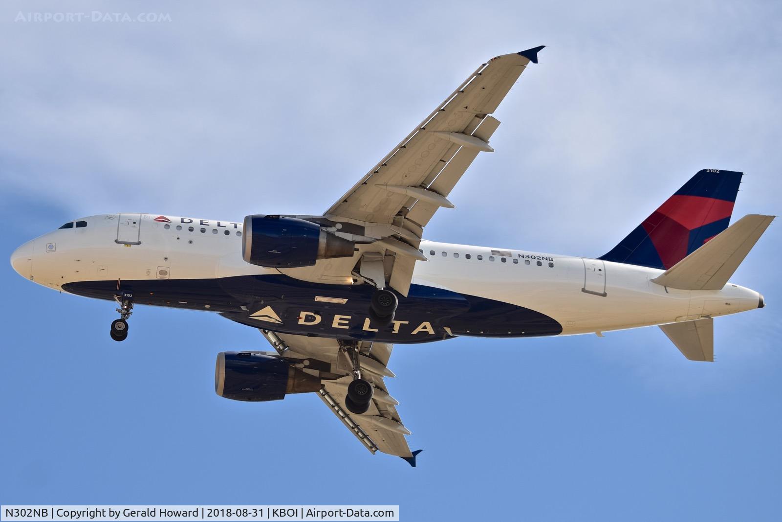 N302NB, 1999 Airbus A319-114 C/N 1062, Landing RWY 28R.