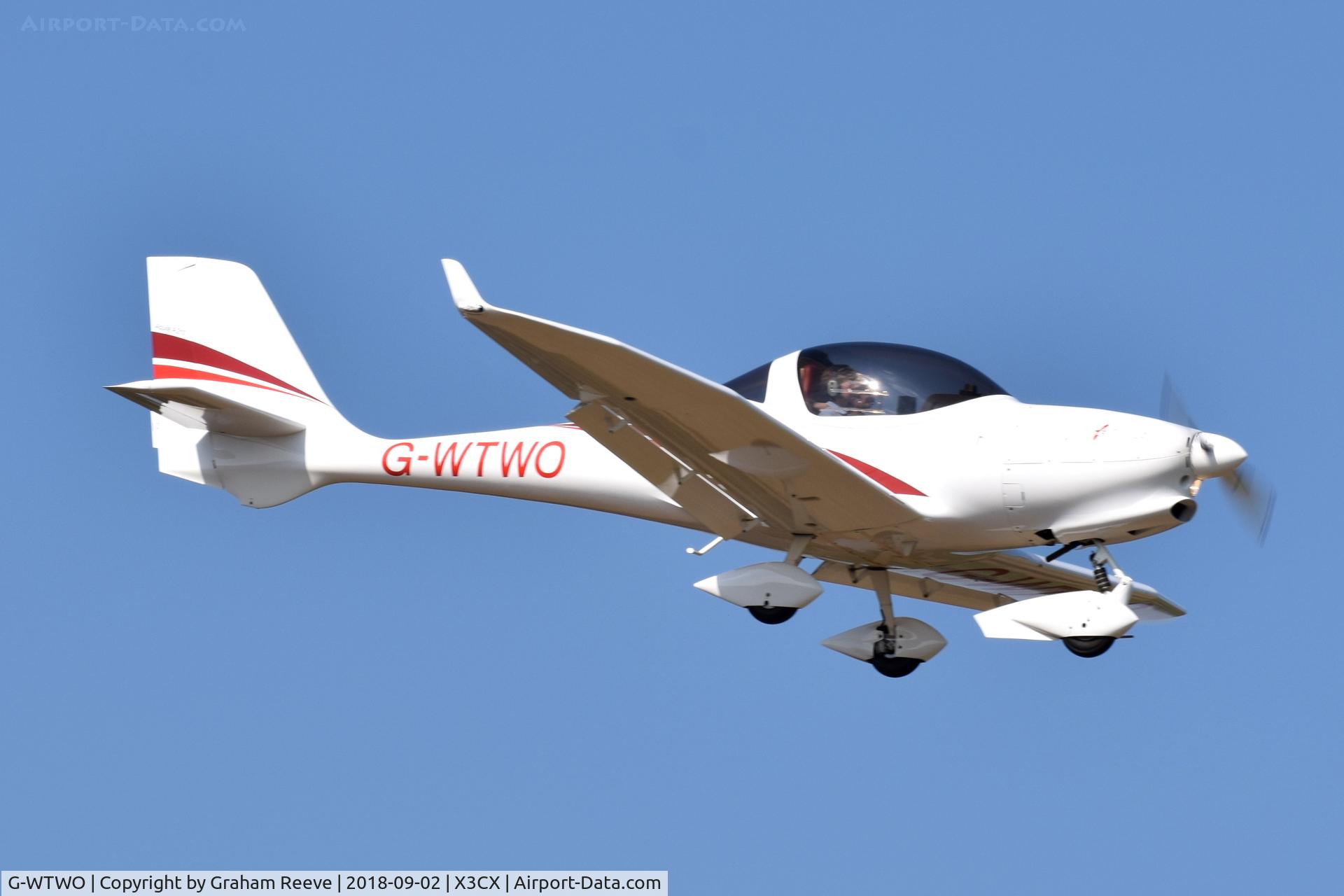 G-WTWO, 2007 Aquila A210 (AT01) C/N AT01-176, Landing at Northrepps.