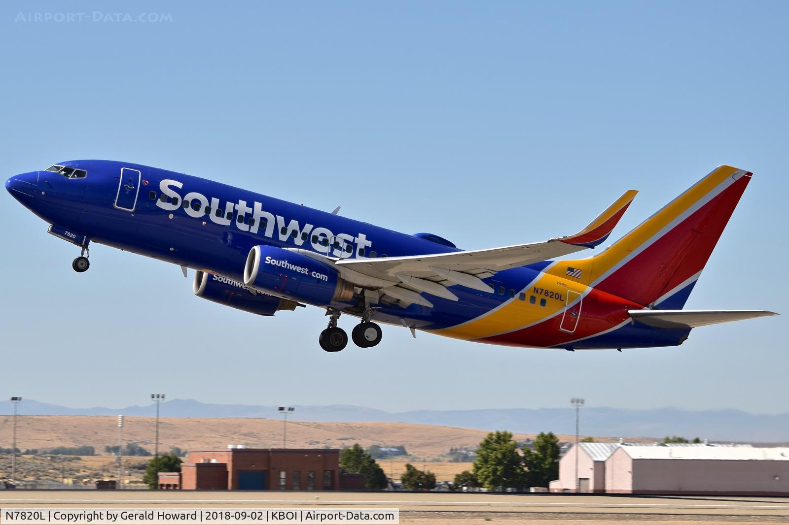 N7820L, 2002 Boeing 737-79P C/N 28253, Take off from RWY 10L.