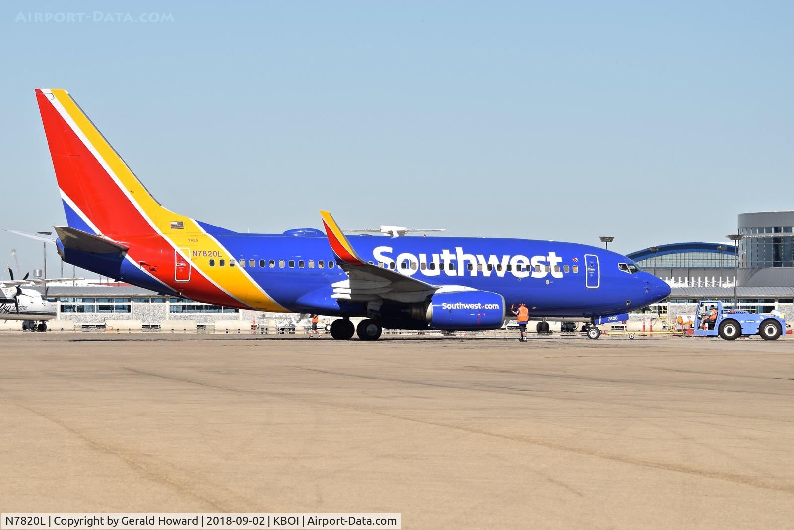 N7820L, 2002 Boeing 737-79P C/N 28253, Push back from the gate.