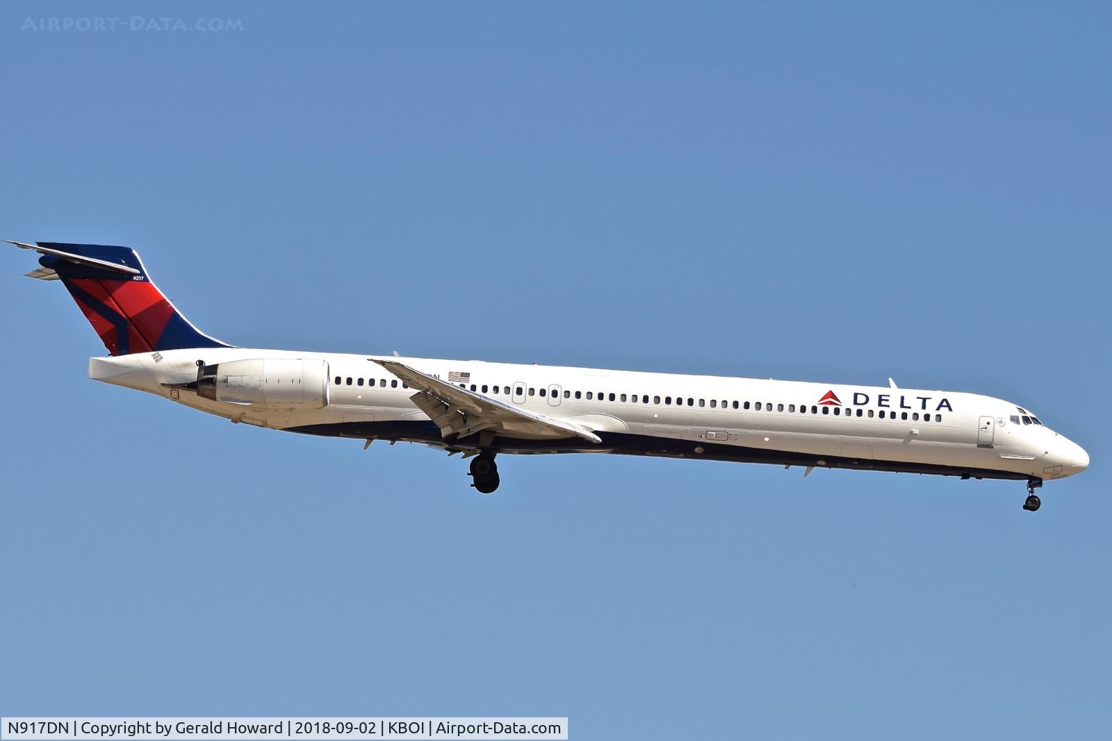 N917DN, 1996 McDonnell Douglas MD-90-30 C/N 53552, On final for RWY 10L.