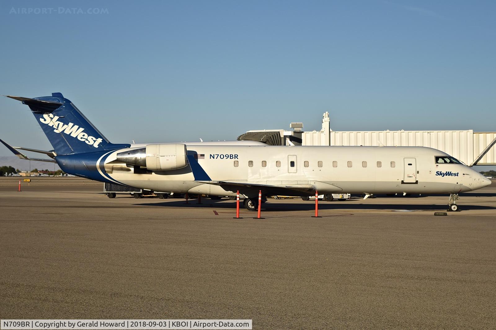 N709BR, 2003 Bombardier CRJ-200ER (CL-600-2B19) C/N 7850, Parked at the gate.