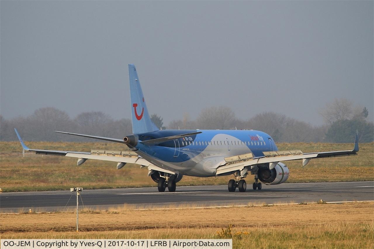 OO-JEM, 2013 Embraer 190STD (ERJ-190-100STD) C/N 19000603, Embraer ERJ-190-100STD, Reverse thrust landing rwy 07R, Brest-Bretagne Airport (LFRB-BES)