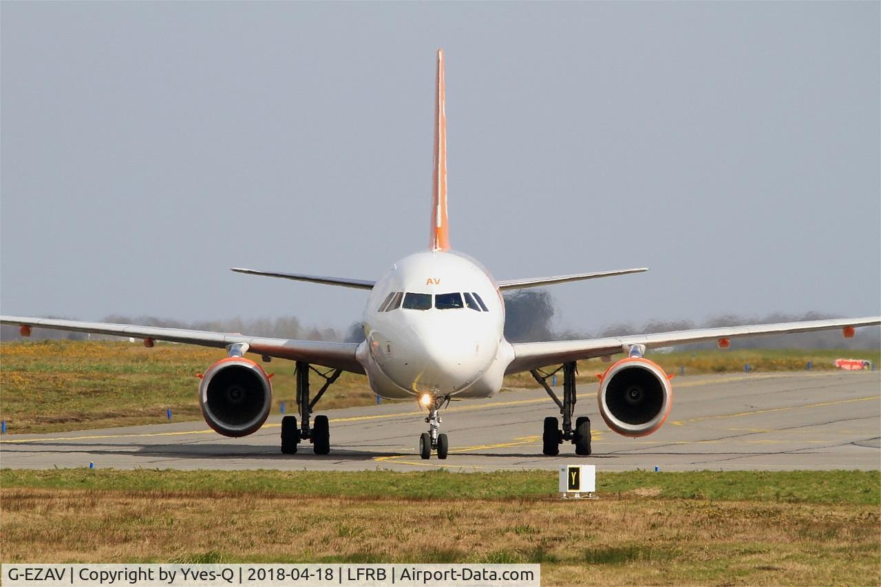 G-EZAV, 2006 Airbus A319-111 C/N 2803, Airbus A319-111, Taxiing to boarding ramp, Brest-Bretagne Airport (LFRB-BES)