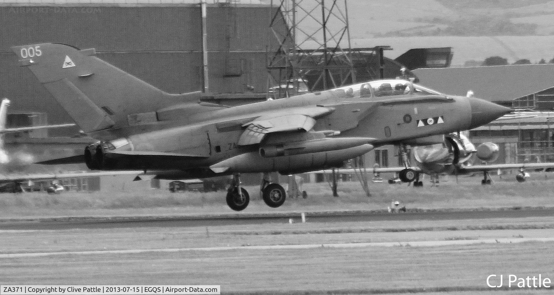 ZA371, 1982 Panavia Tornado GR.4A C/N 172/BS053/3085, Lossiemouth action
