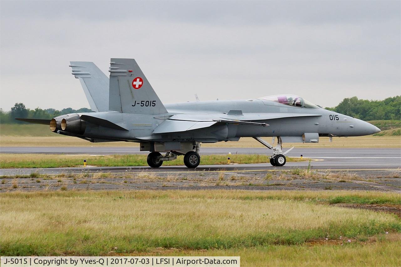 J-5015, McDonnell Douglas F/A-18C Hornet C/N 1361/SFC015, Swiss Air Force McDonnell Douglas FA-18C Hornet, Taxiing to rwy 29, St Dizier-Robinson Air Base 113 (LFSI)