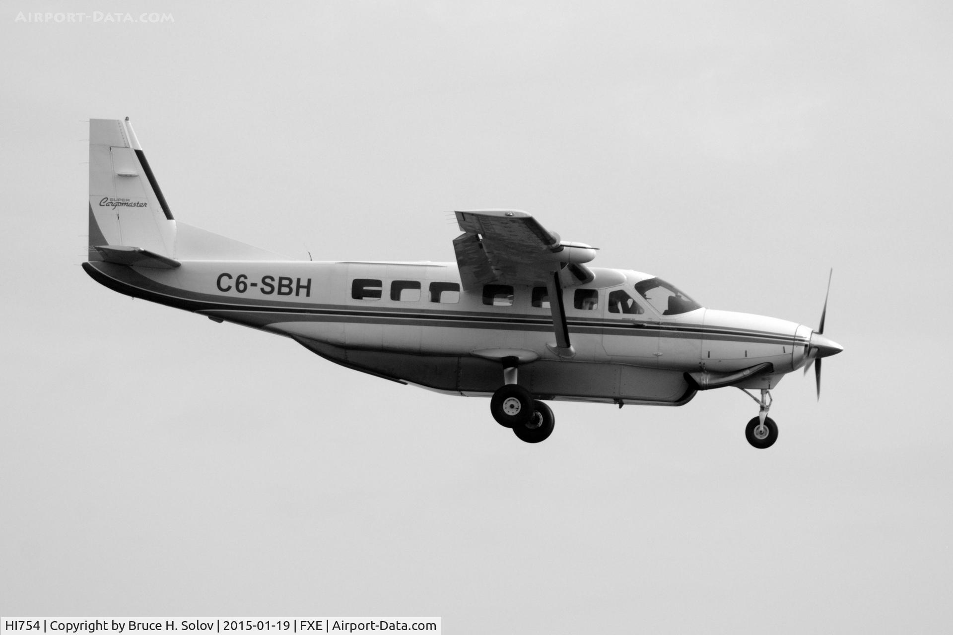 HI754, 2001 Cessna 208B Grand Caravan C/N 208B0886, on approach to FXE