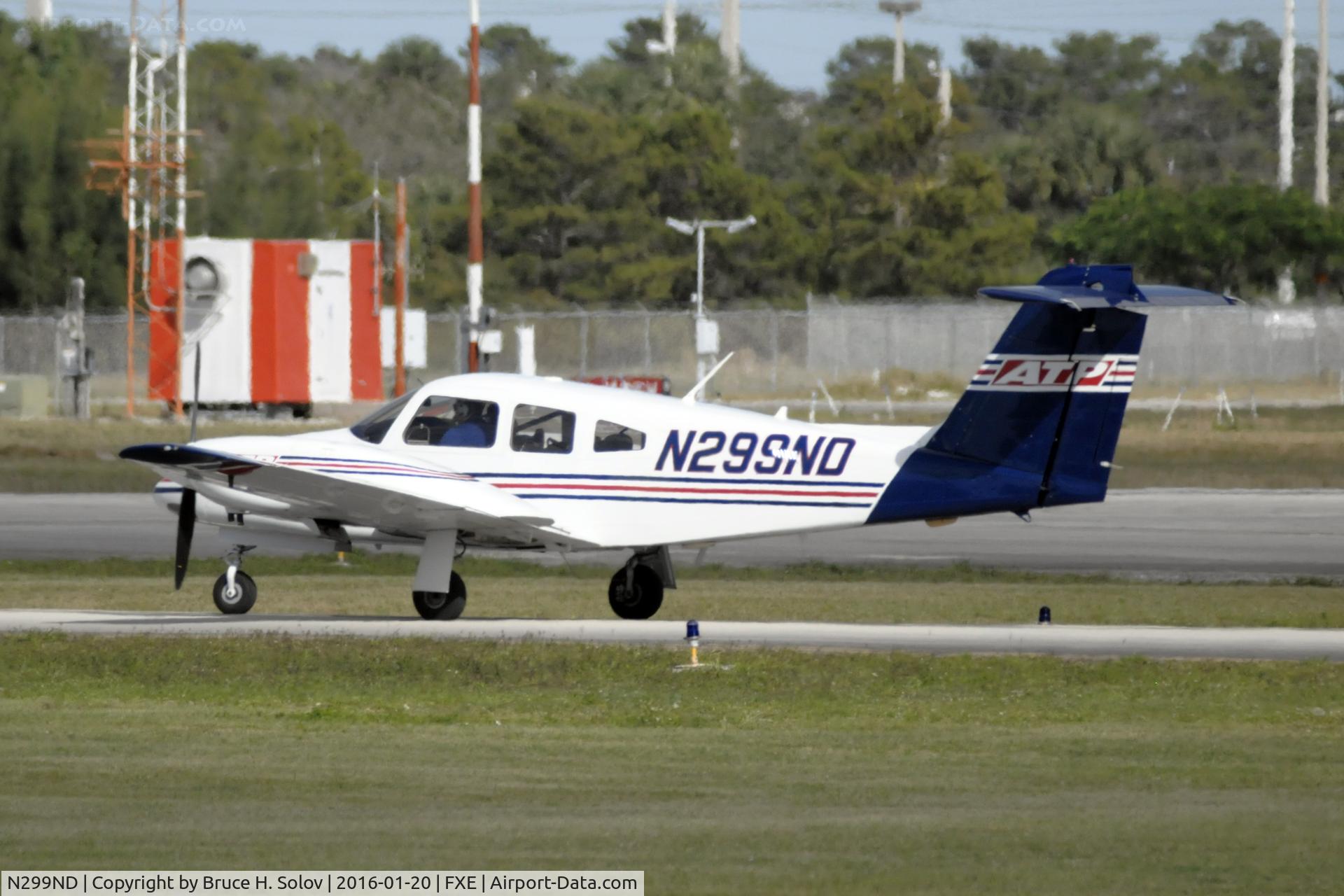 N299ND, 2001 Piper PA-44-180 Seminole C/N 4496077, waiting for departure