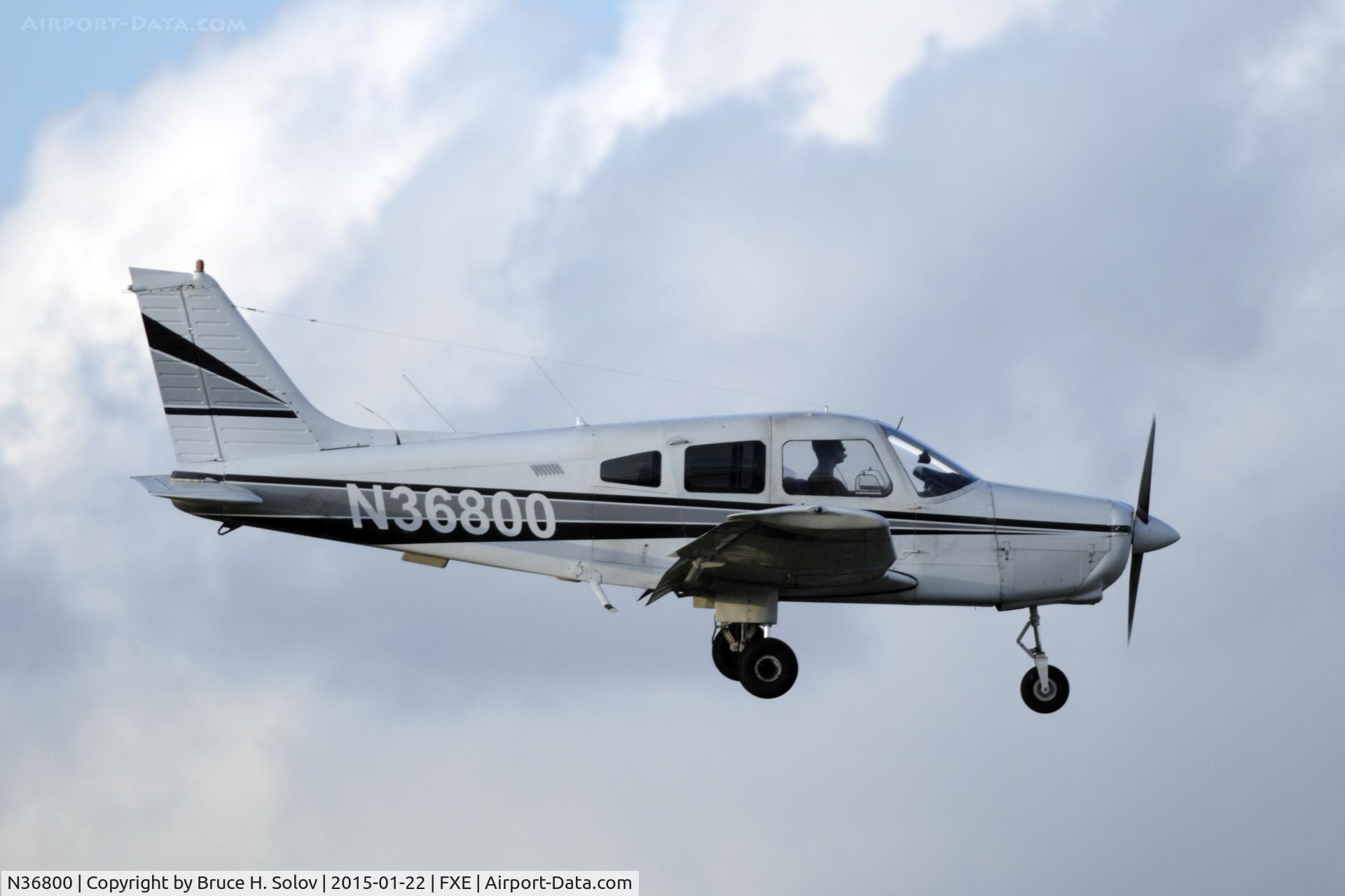 N36800, 1978 Piper PA-28-161 C/N 28-7816658, on approach to runway 9