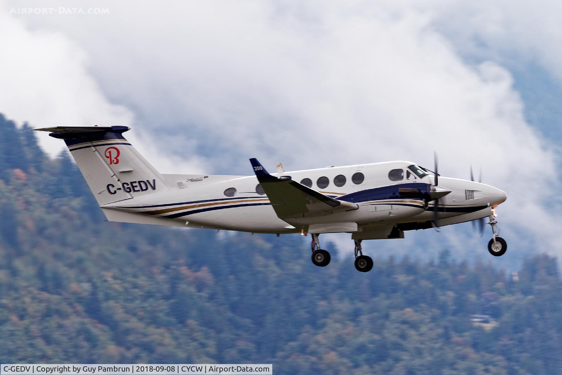 C-GEDV, 1980 Beech 200 C/N BB-628, Departing