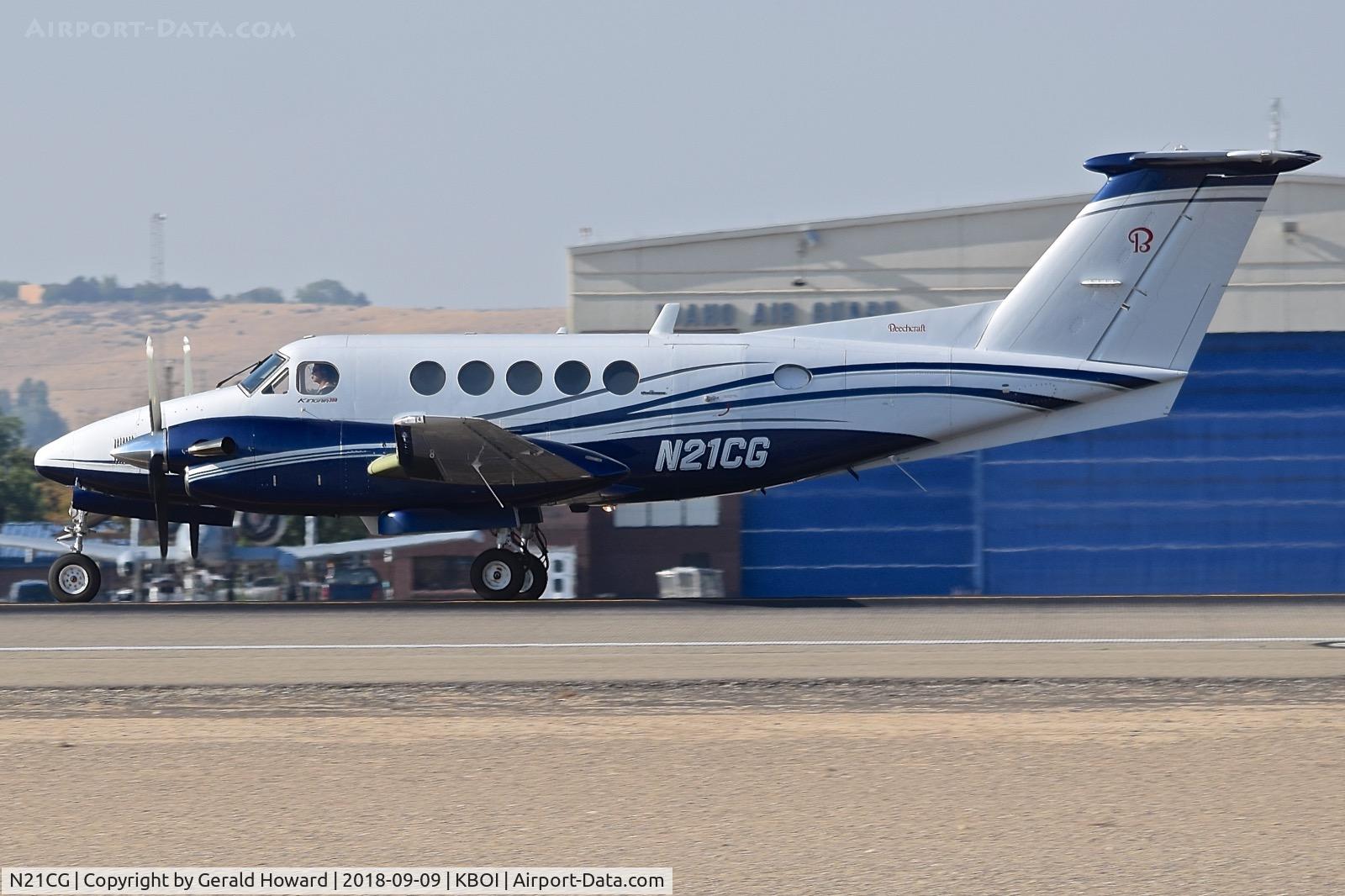 N21CG, 1989 Beech 200 King Air C/N BB-1346, Take off run on RWY 10L.