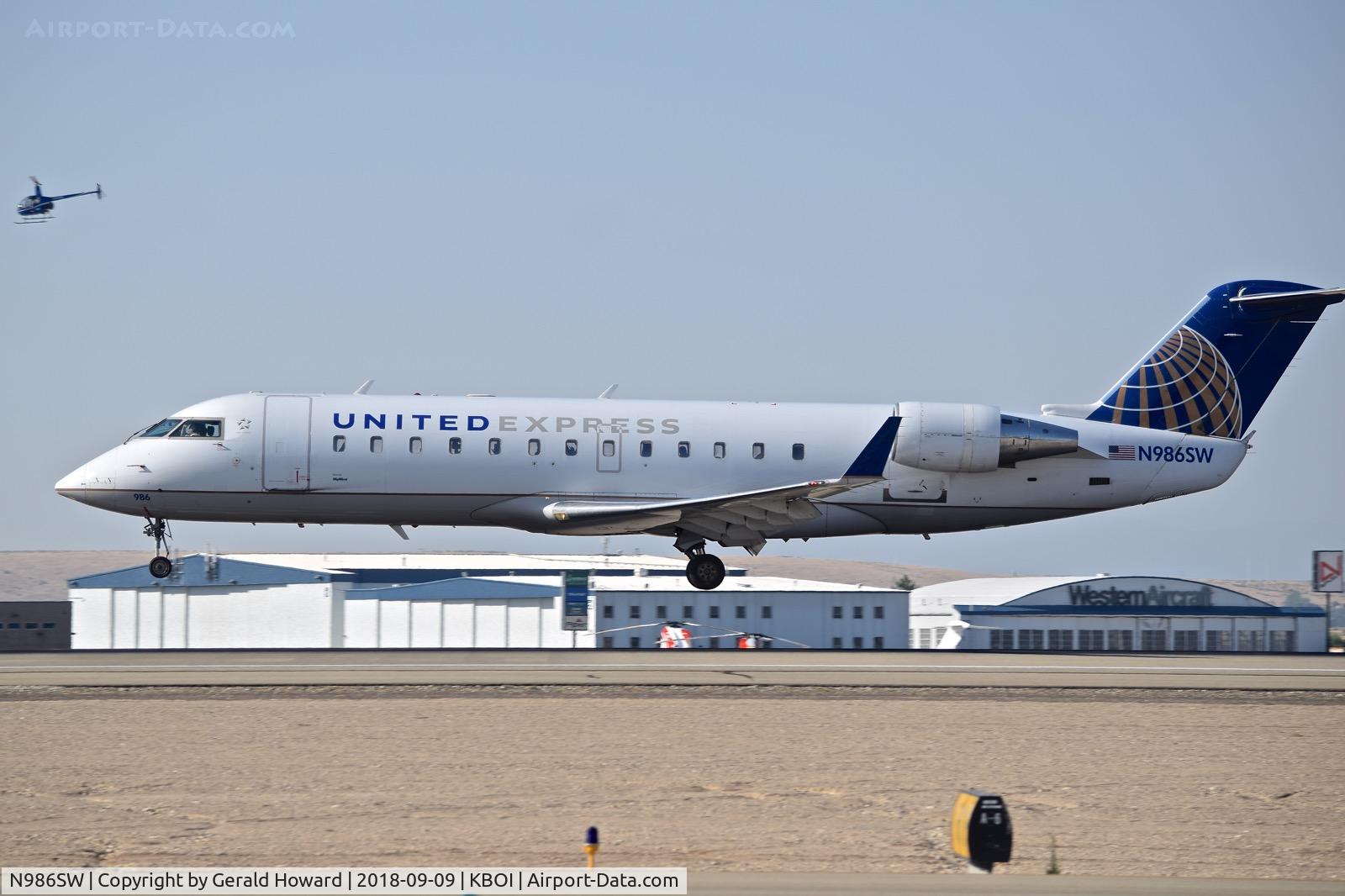 N986SW, 2004 Bombardier CRJ-200ER (CL-600-2B19) C/N 7967, Landing RWY 10L.