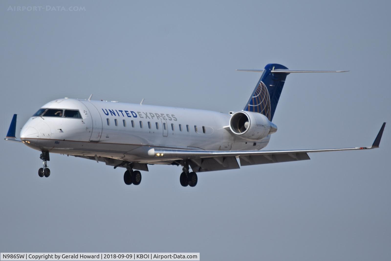 N986SW, 2004 Bombardier CRJ-200ER (CL-600-2B19) C/N 7967, Over the numbers for RWY 10L.