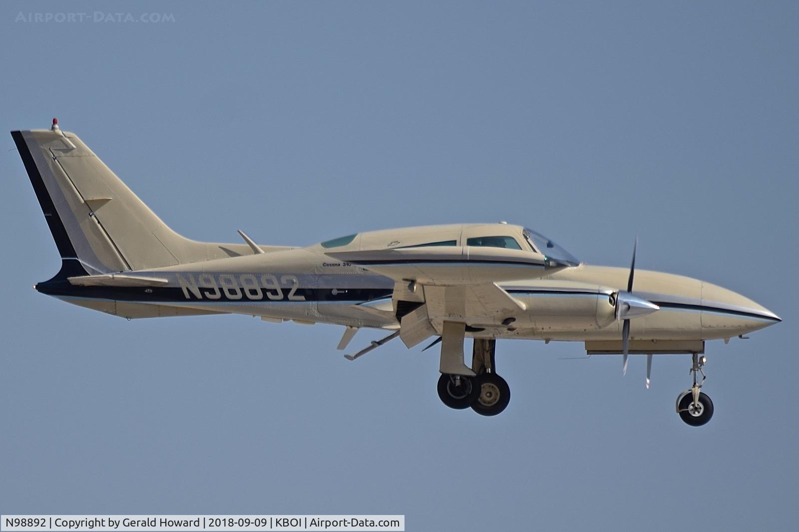 N98892, 1977 Cessna 310R C/N 310R1204, Landing RWY 10L.