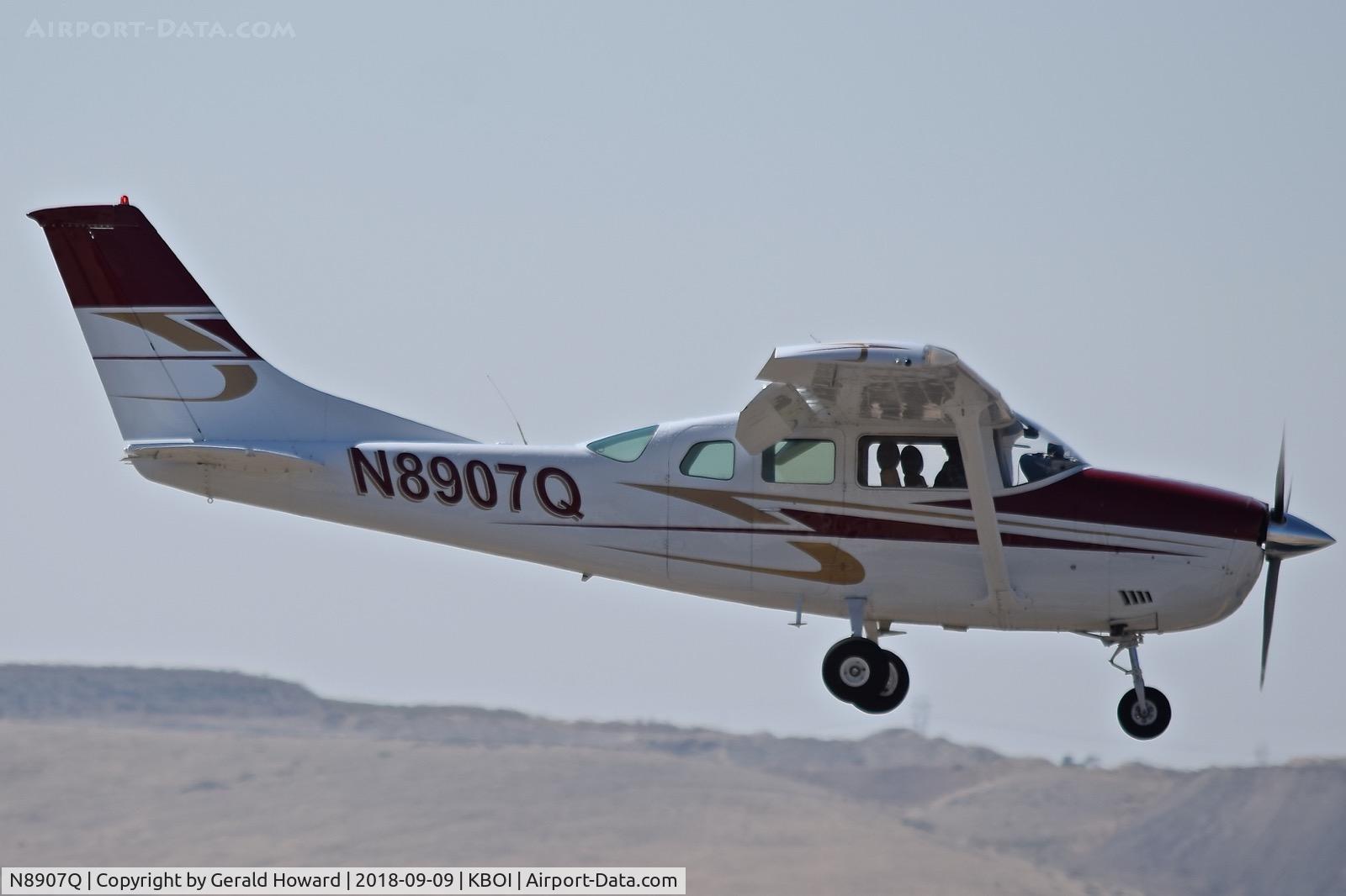 N8907Q, 1976 Cessna U206G Stationair C/N U20603562, Landing RWY 28R.