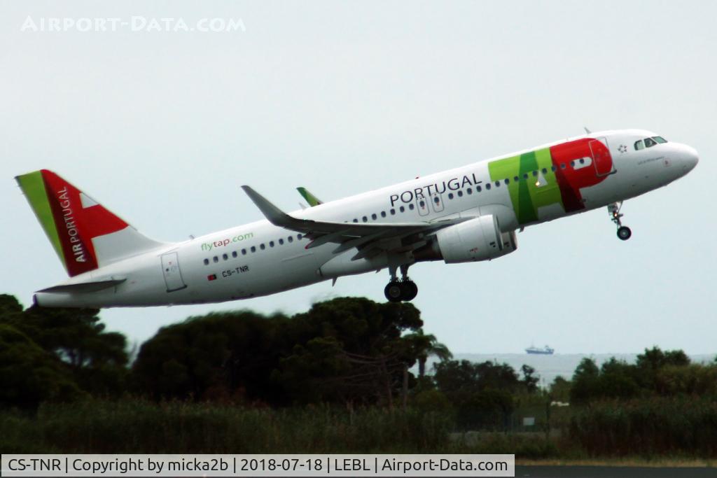 CS-TNR, 2009 Airbus A320-214 C/N 3883, Take off