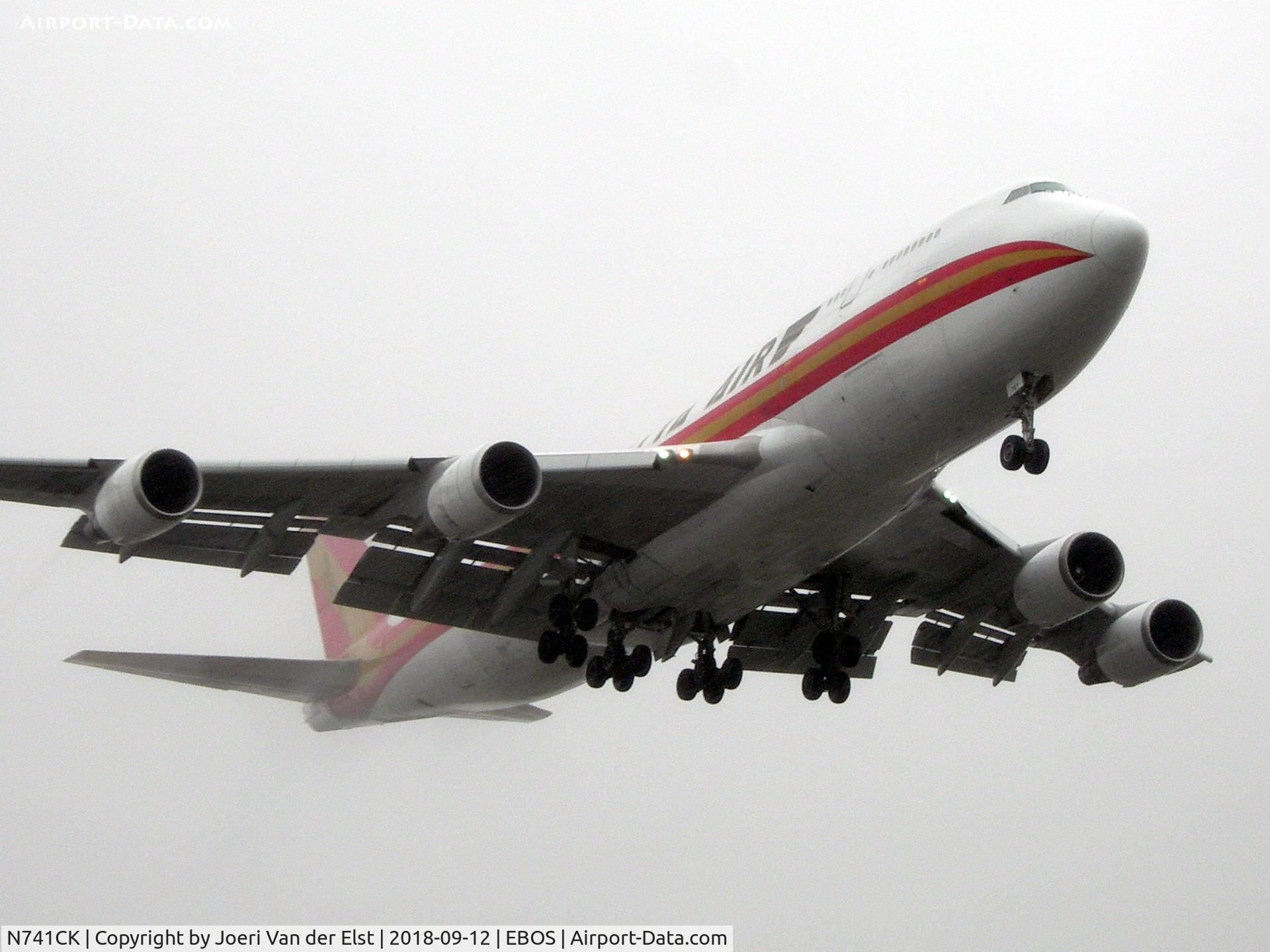 N741CK, 1989 Boeing 747-4H6 C/N 24315, Landing in the rain rwy08
