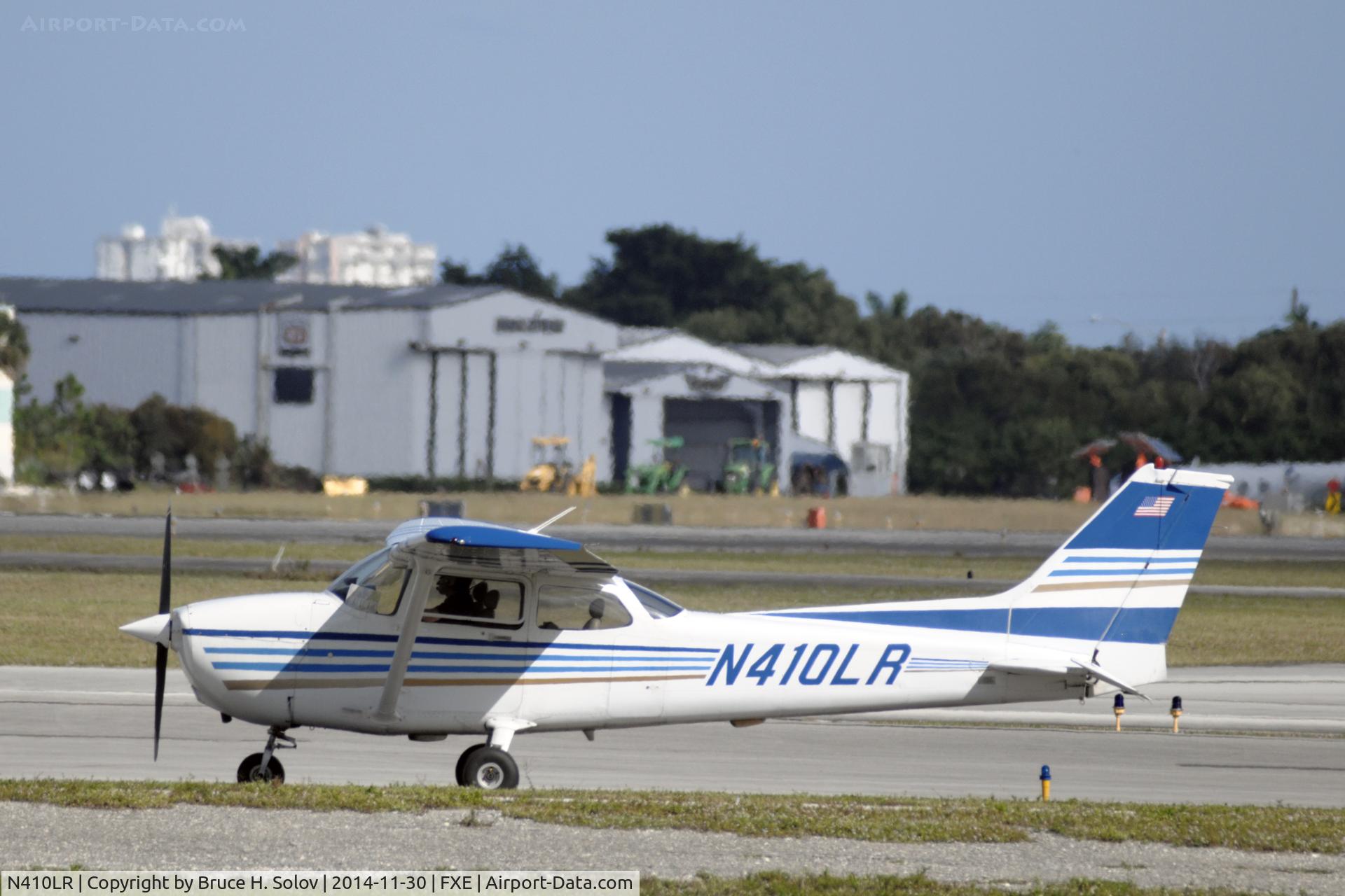 N410LR, 1997 Cessna 172R C/N 17280257, waiting for departure