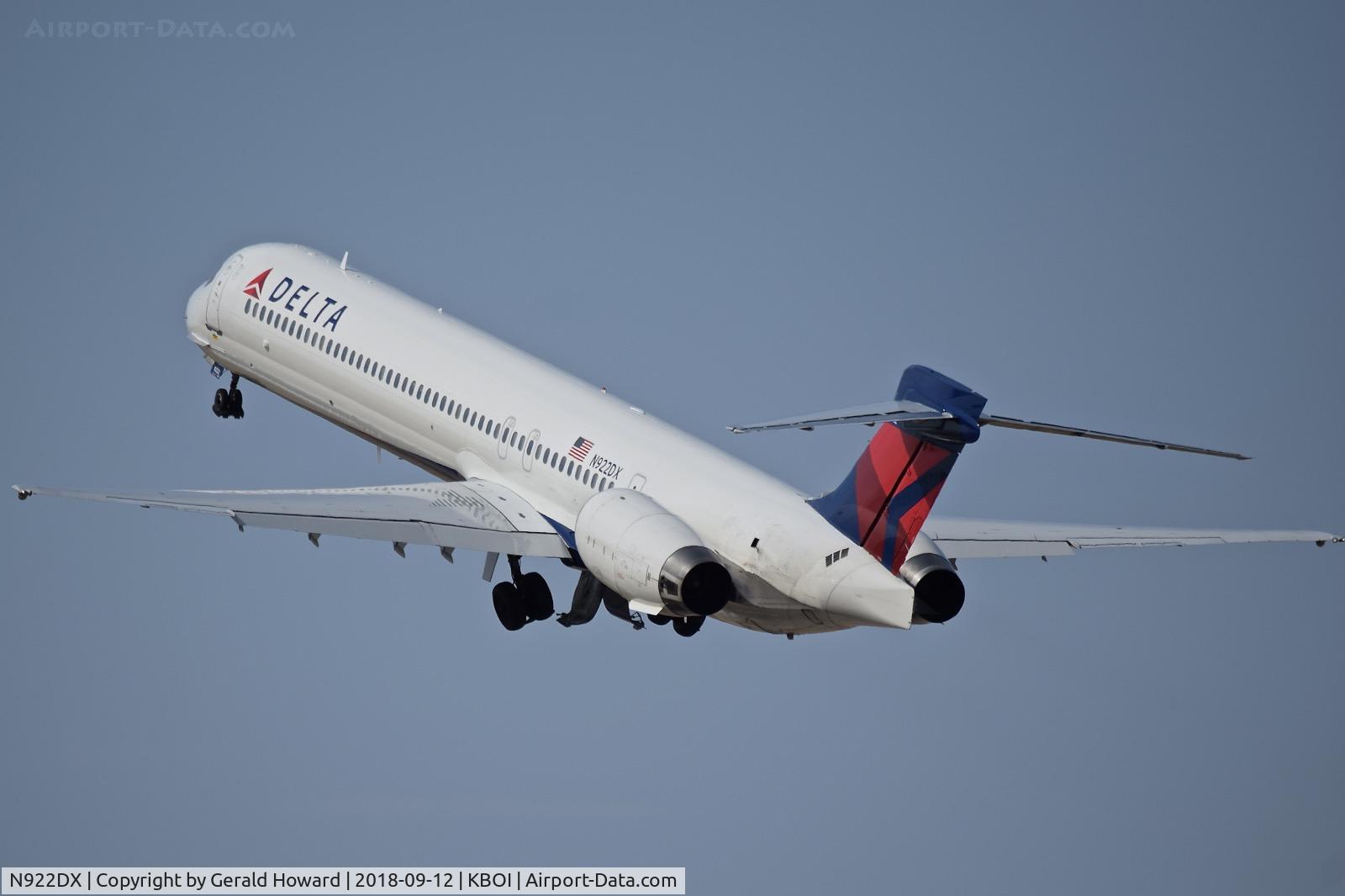 N922DX, 1997 McDonnell Douglas MD-90-30 C/N 53584, Climb out from BOI.