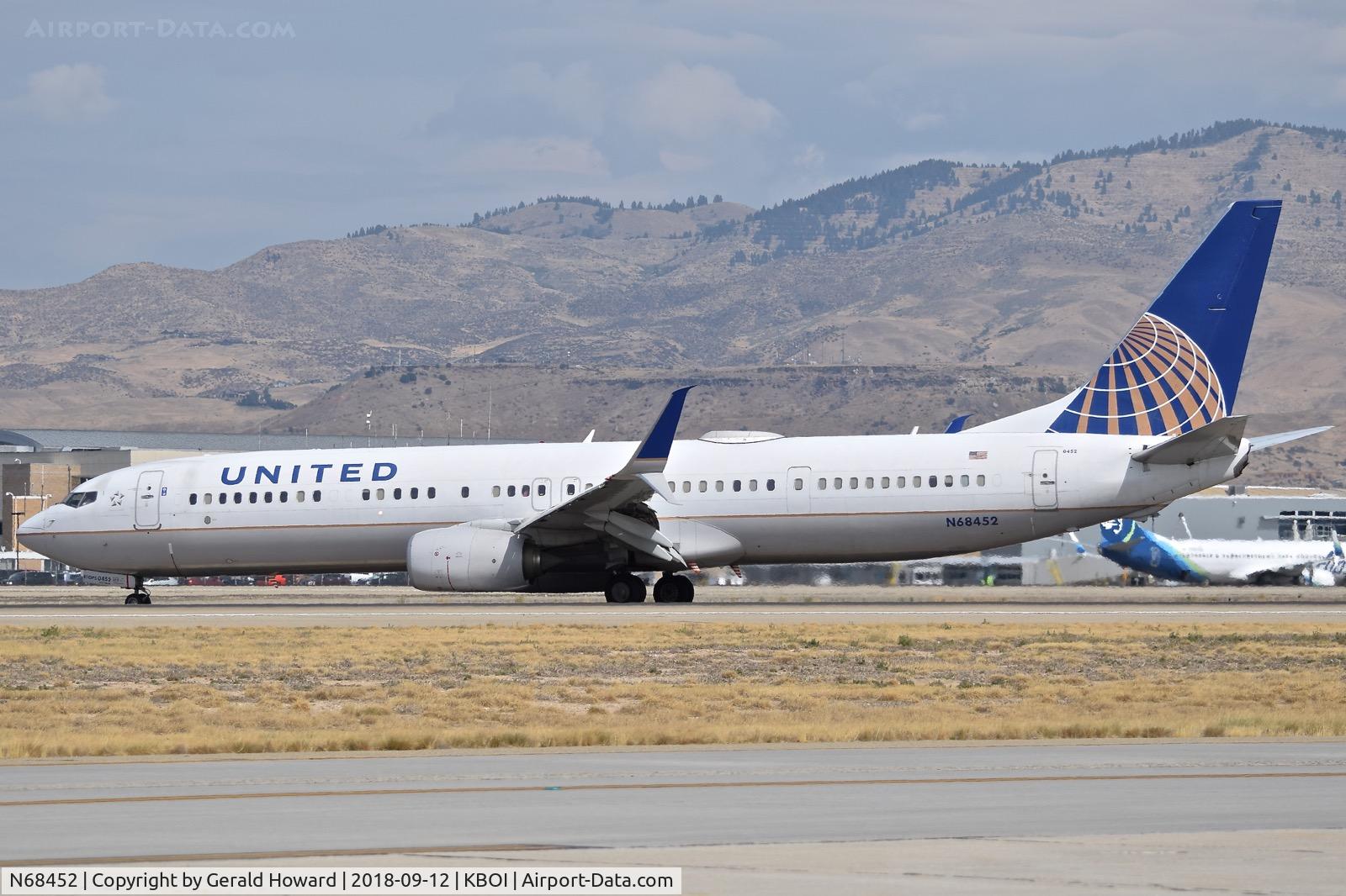 N68452, 2012 Boeing 737-924/ER C/N 40005, Turning off RWY 28L.