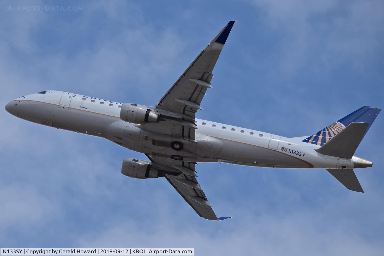 N133SY, 2015 Embraer 175LR (ERJ-170-200LR) C/N 17000452, Climb out from RWY 28L.