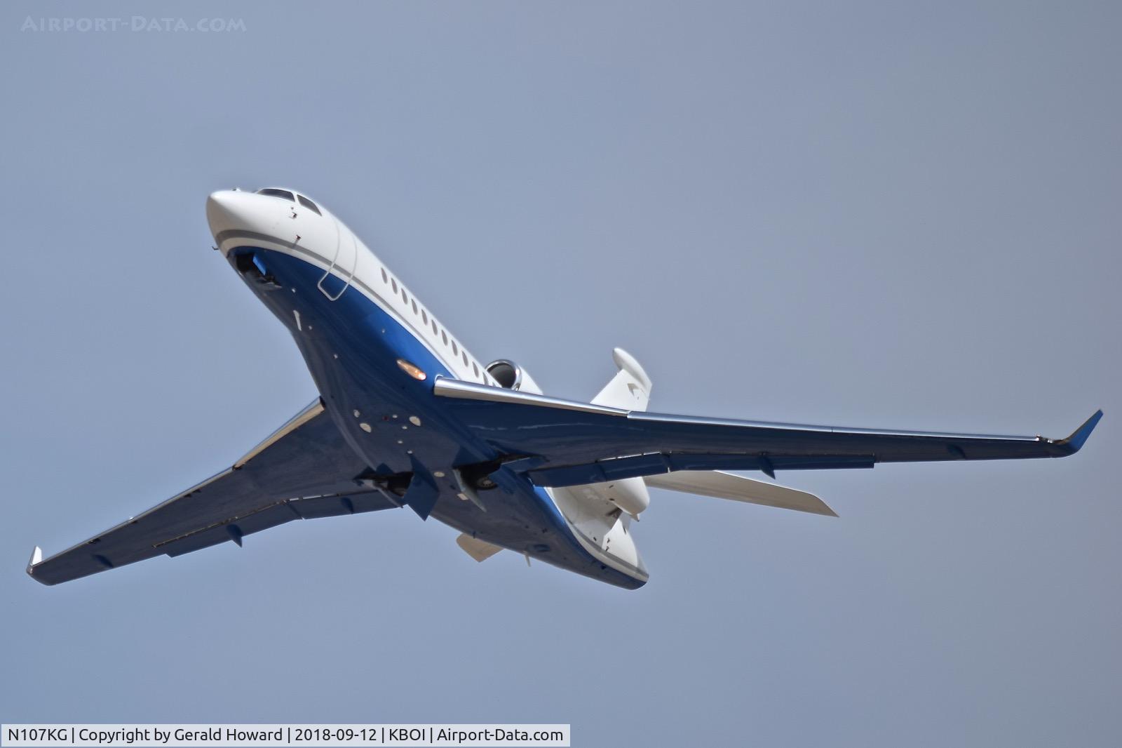 N107KG, 2011 Dassault Falcon 7X C/N 107, Take off from RWY 28L.