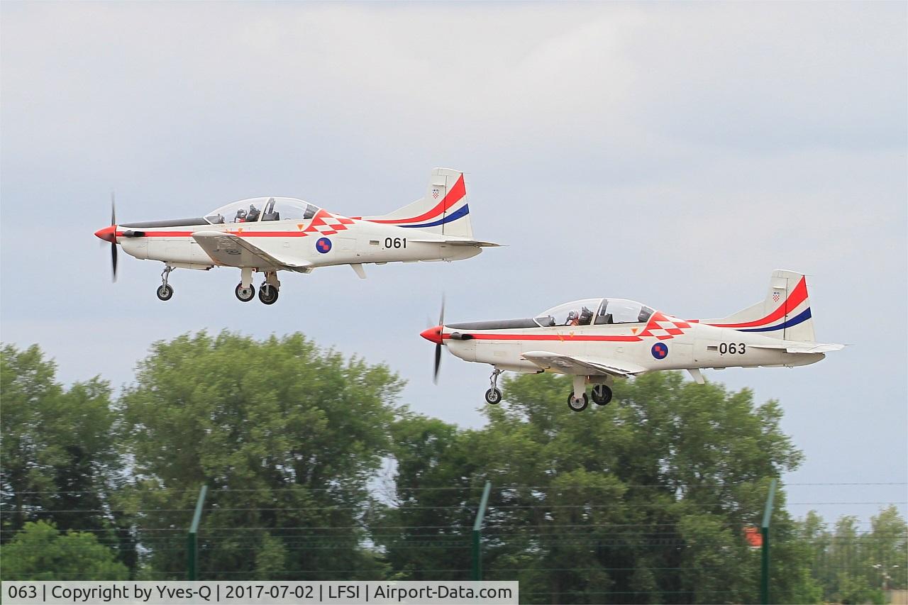 063, 1988 General Dynamics F-16D Barak C/N 4K-17, Pilatus PC-9M, Croatian Air Force aerobatic team, Take off rwy 29, St Dizier-Robinson Air Base 113 (LFSI) Open day 2017