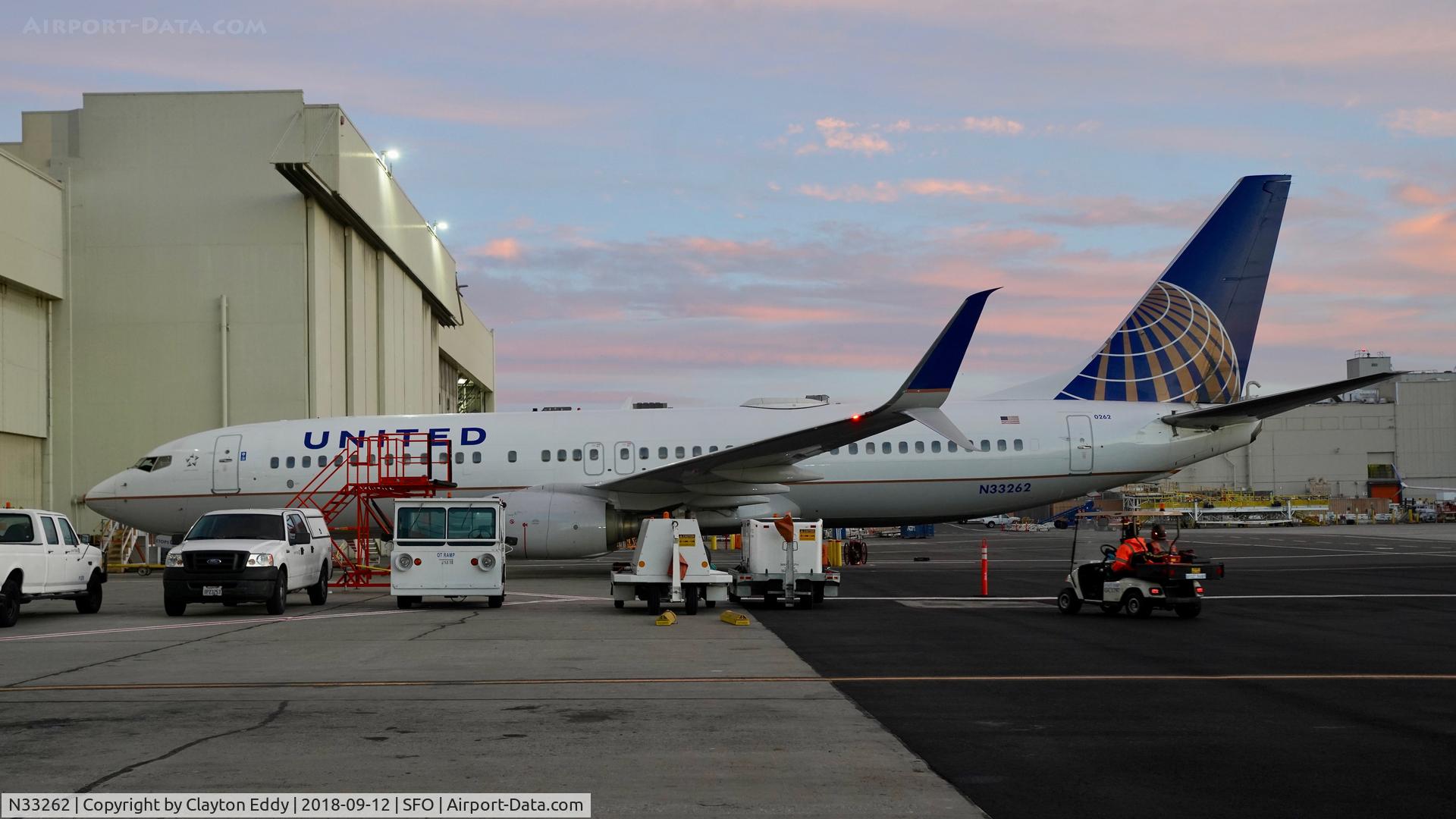 N33262, 2001 Boeing 737-824 C/N 32402, SFO 2018.