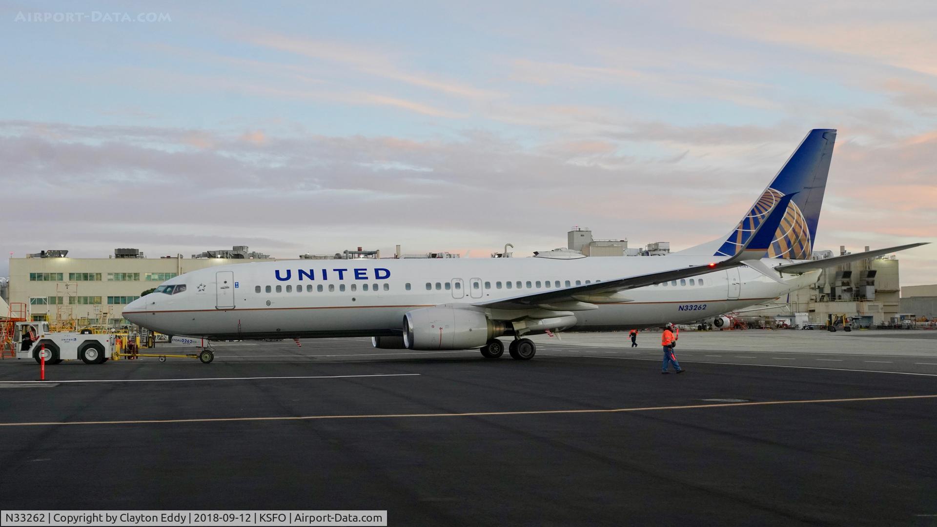 N33262, 2001 Boeing 737-824 C/N 32402, SFO 2018.