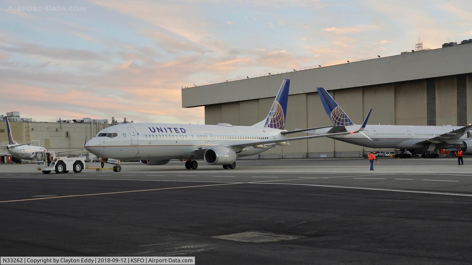 N33262, 2001 Boeing 737-824 C/N 32402, SFO 2018.