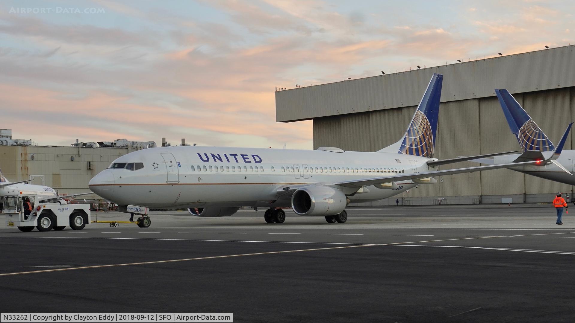 N33262, 2001 Boeing 737-824 C/N 32402, SFO 2018.