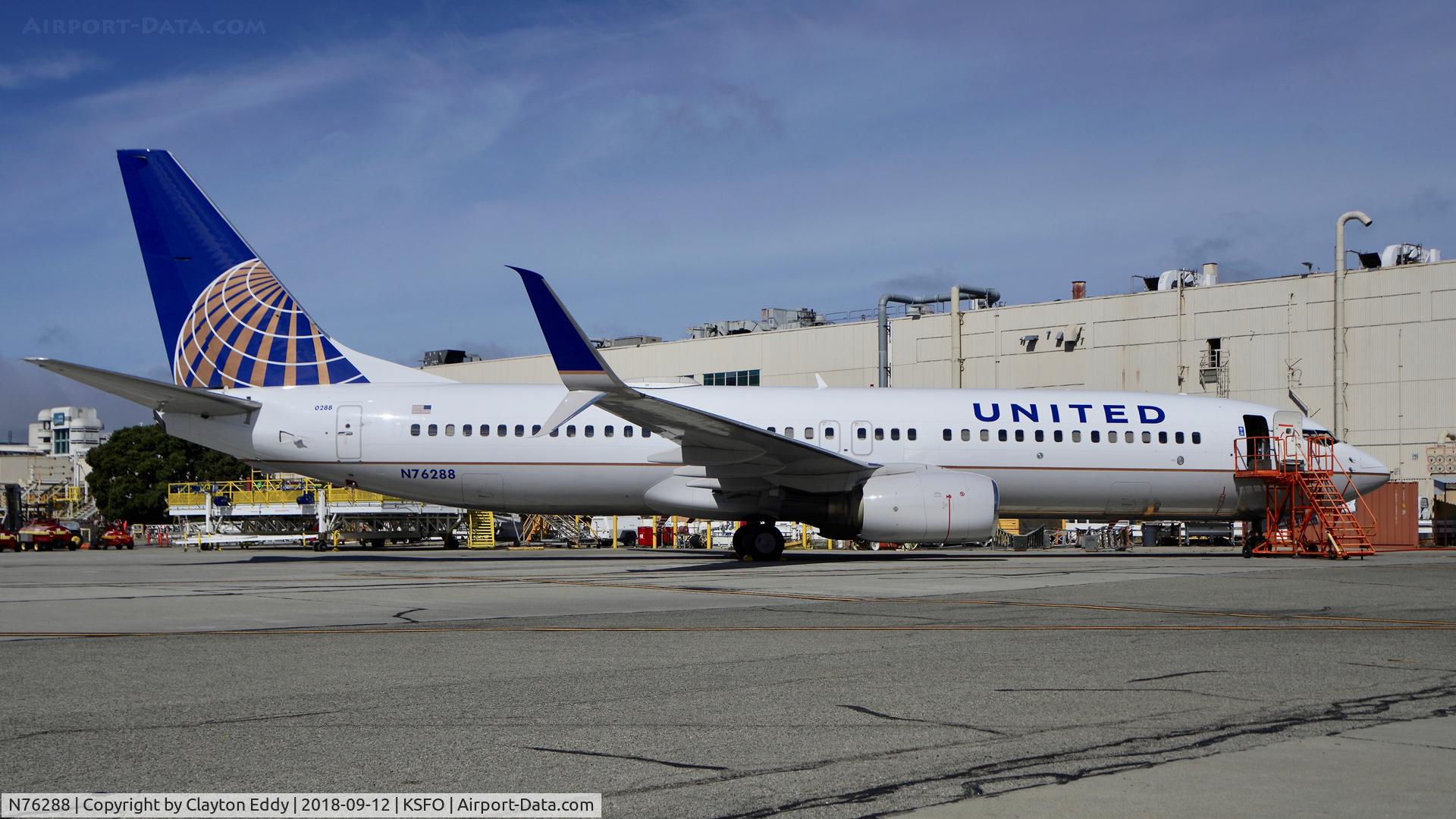 N76288, 2004 Boeing 737-824 C/N 33451, SFO 2018.